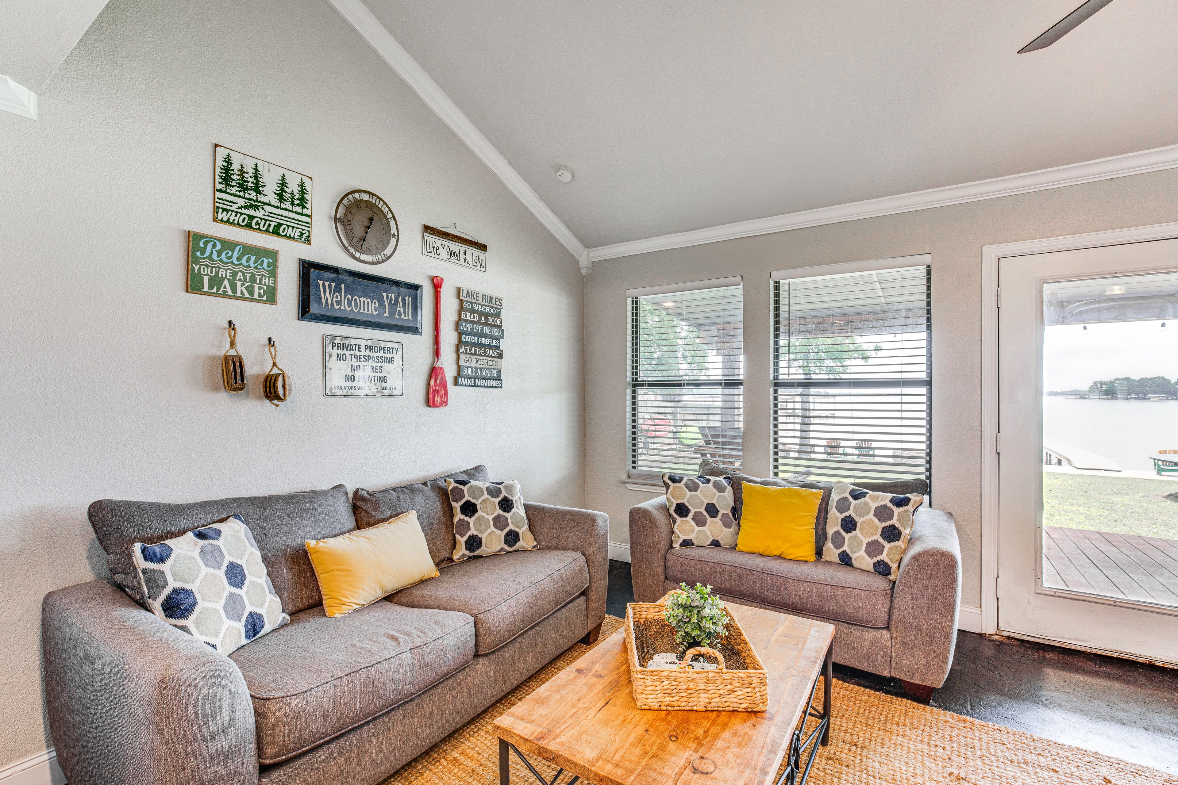 Living Room | Free WiFi | Smart TV