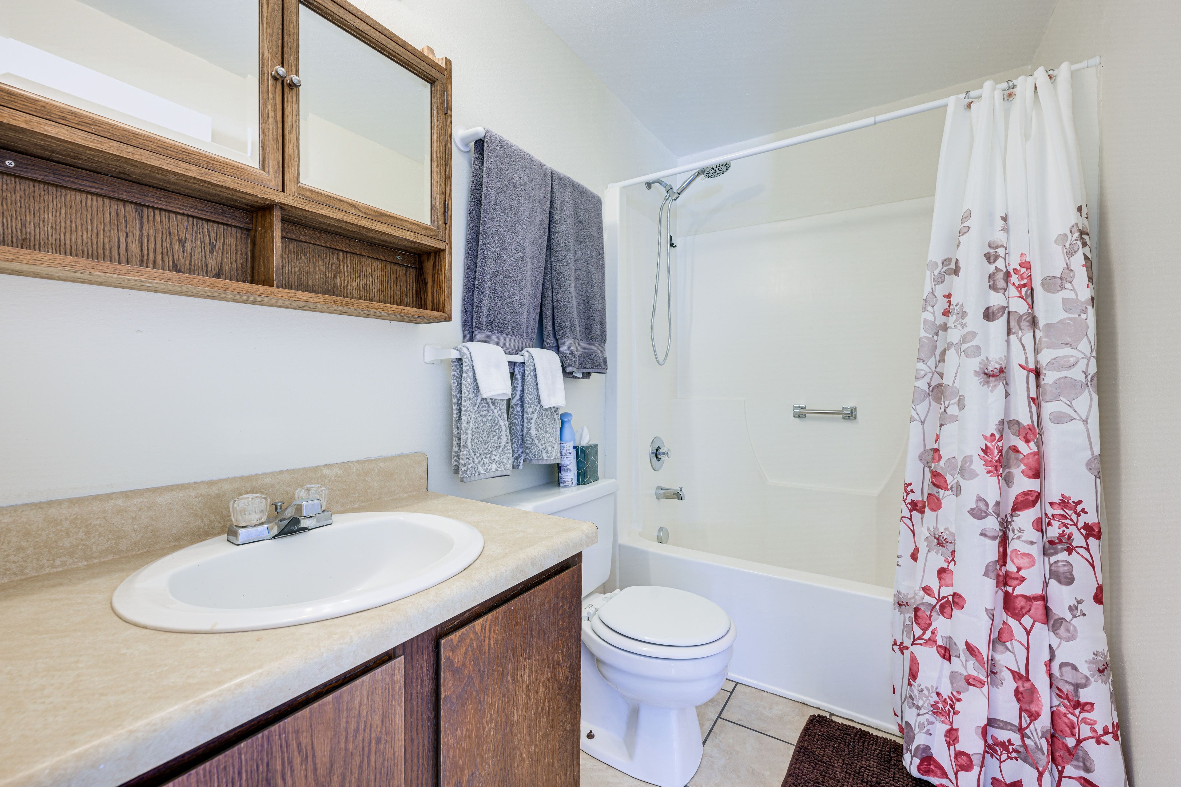 Full Bathroom | 1st Floor | Shower/Tub Combo | Towels Provided