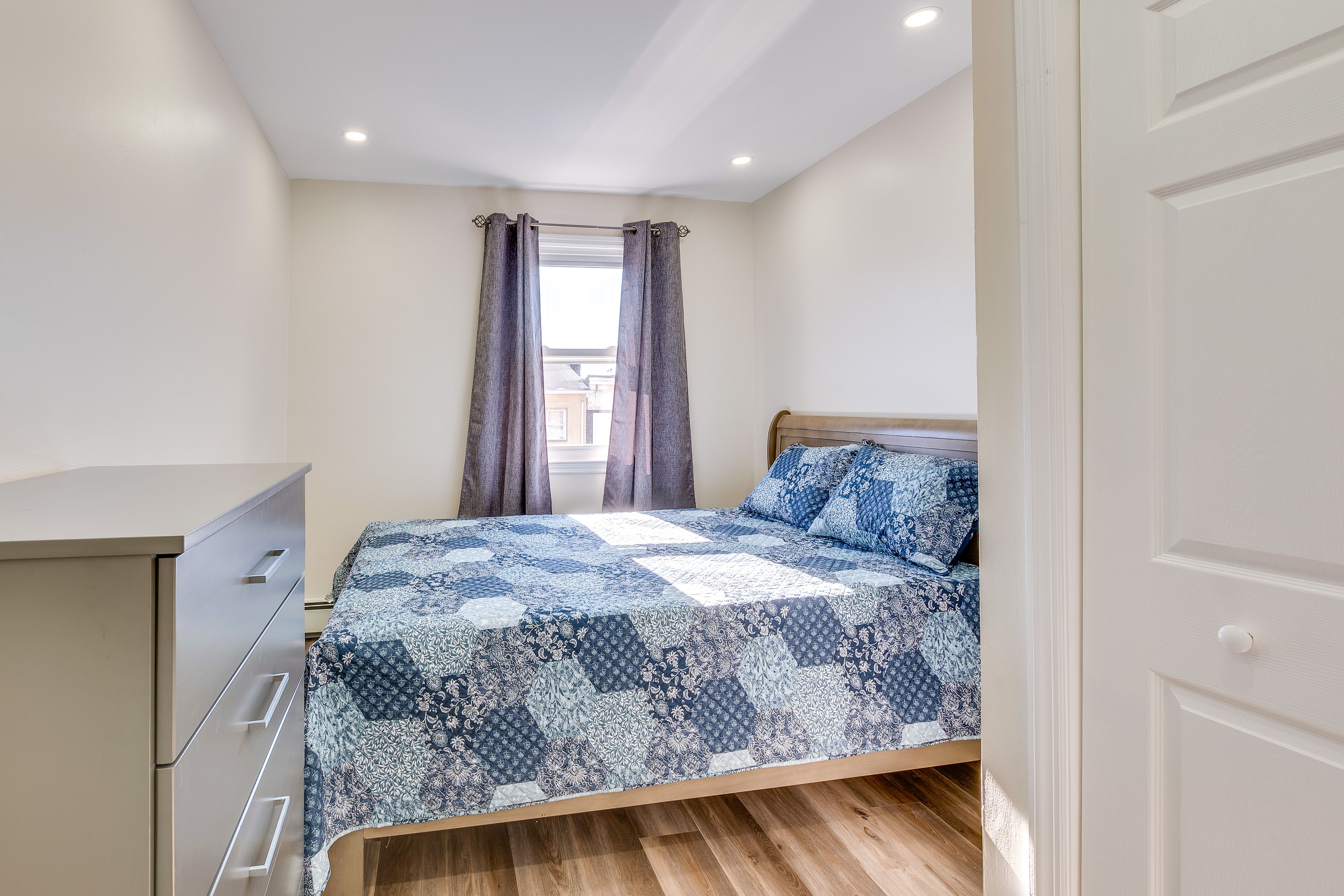 Bedroom 2 | Queen Bed