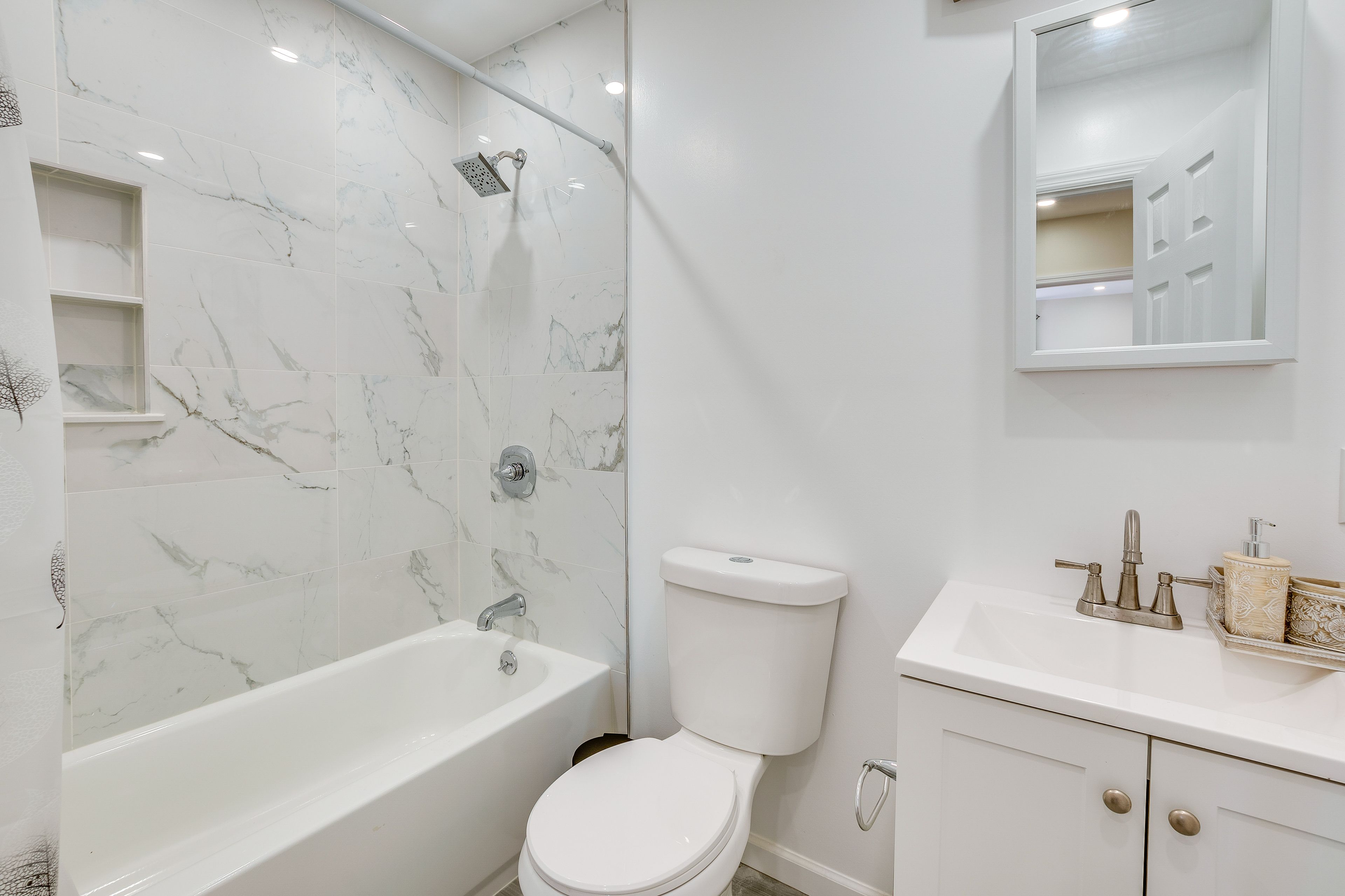 Full Bathroom | Complimentary Toiletries | Towels Provided