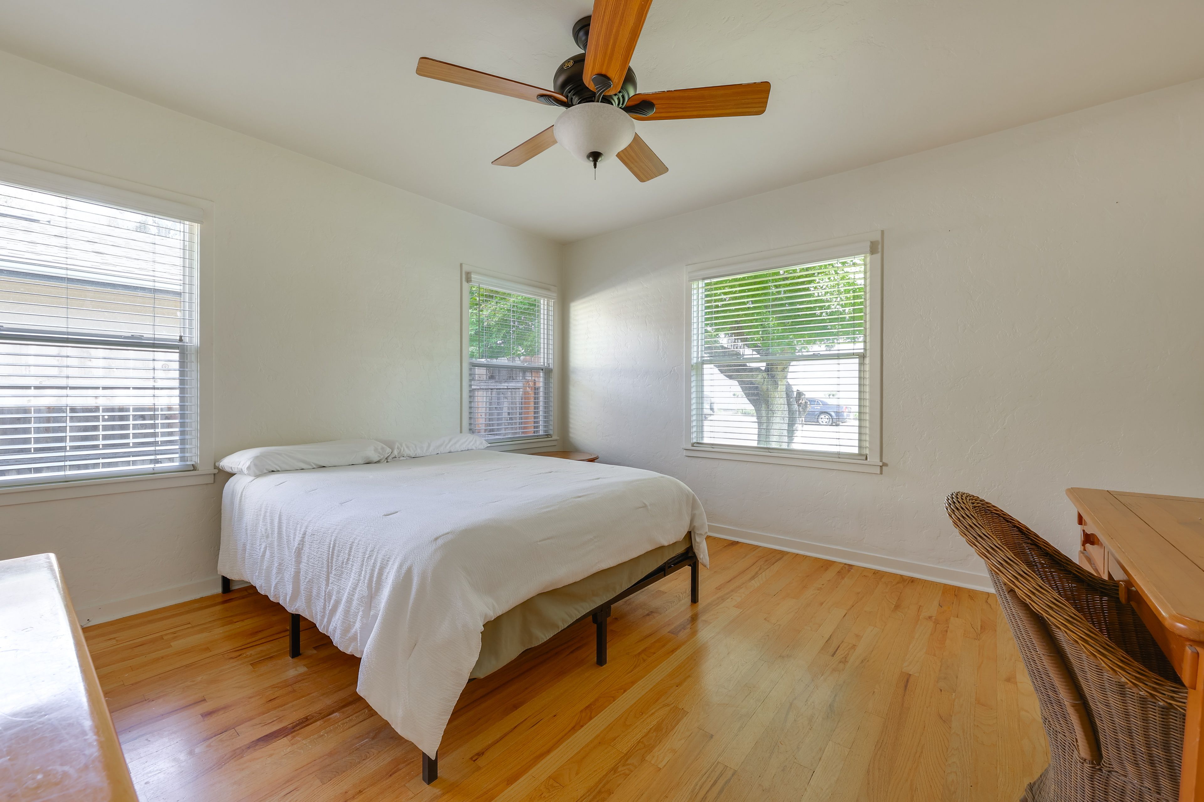 Bedroom 1 | Queen Bed