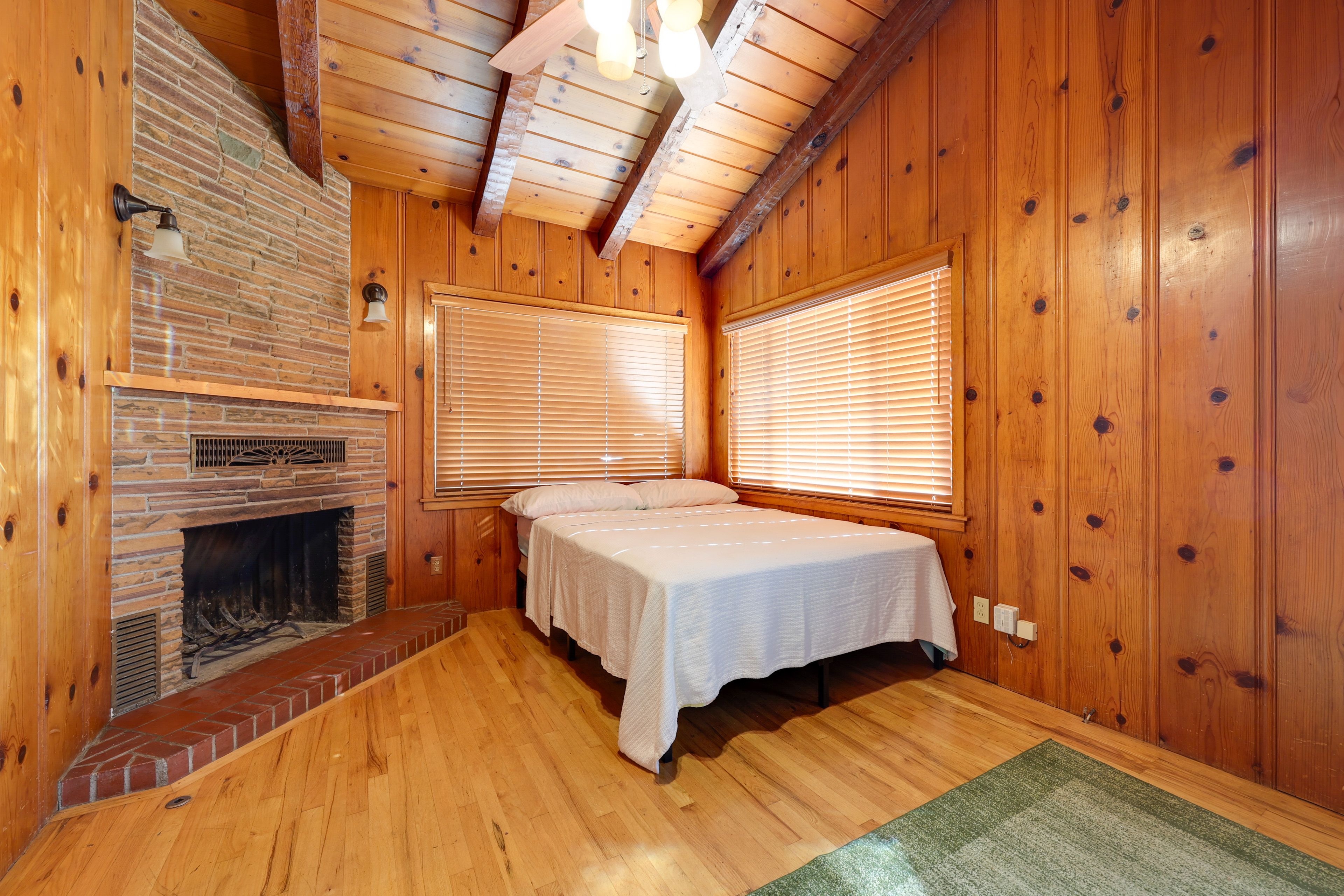 Bedroom 3 | Queen Bed