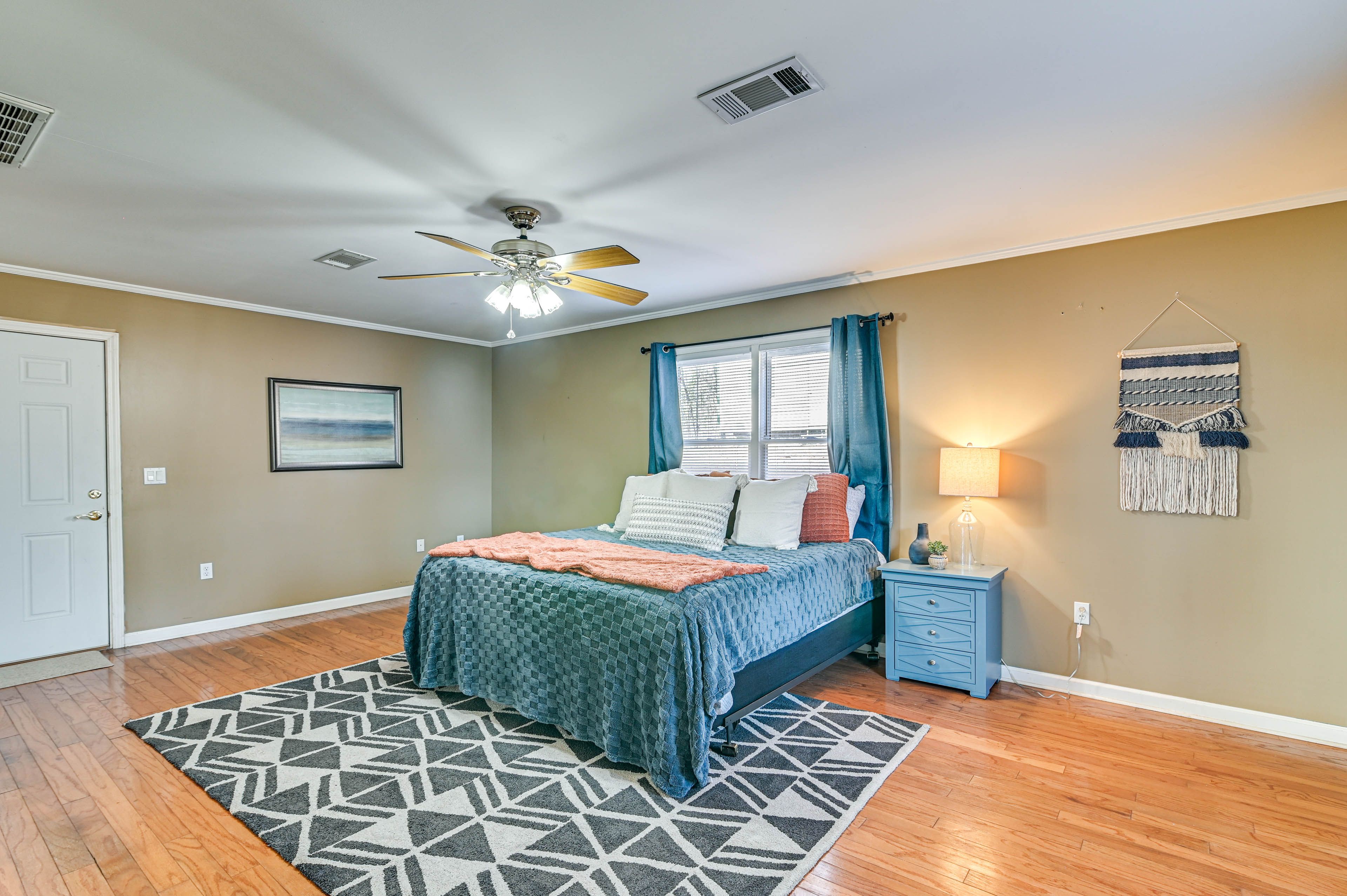 Bedroom 1 | King Bed | Smart TV