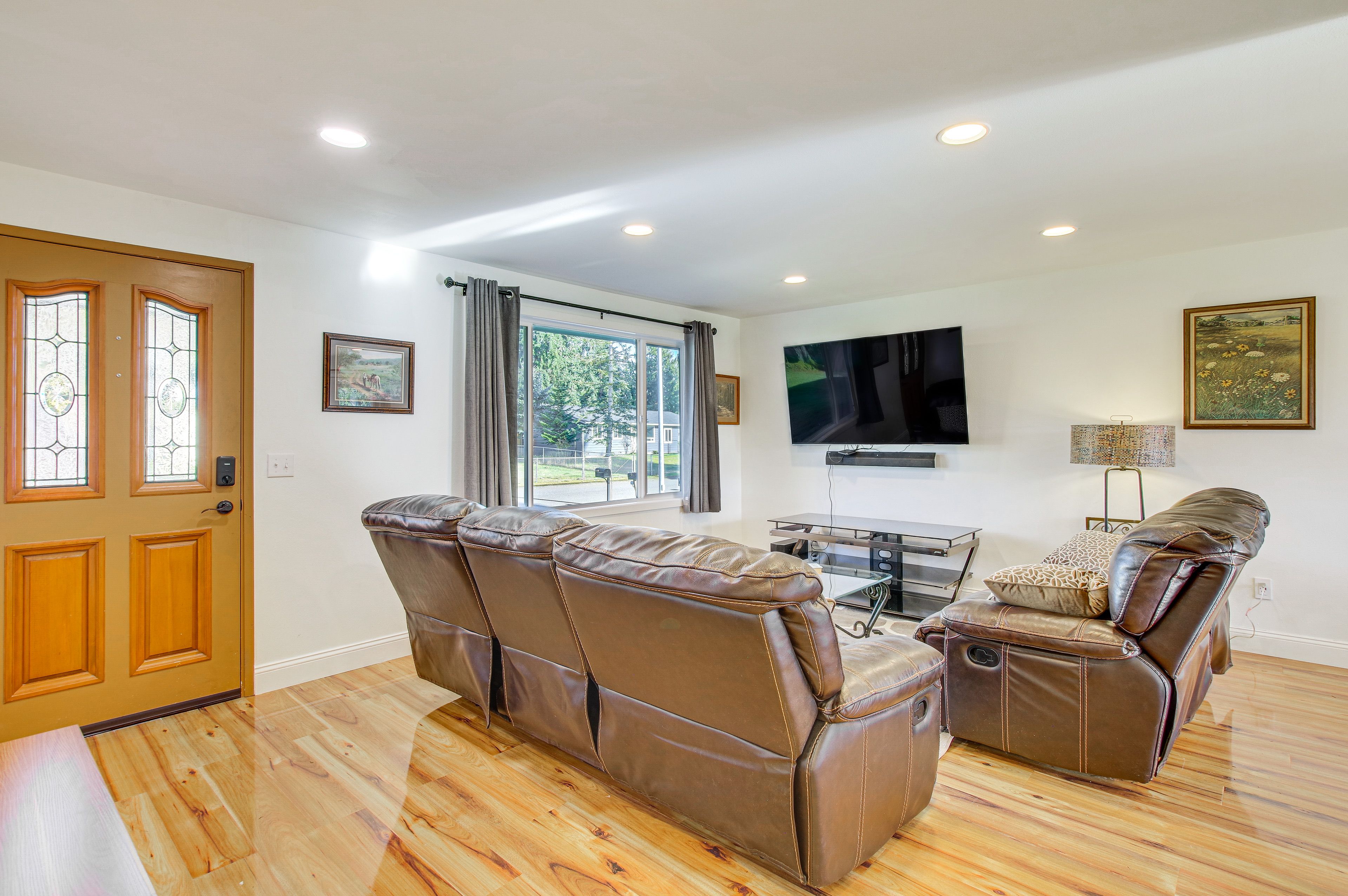 Living Room | Free WiFi | Central Heating | Smart TV