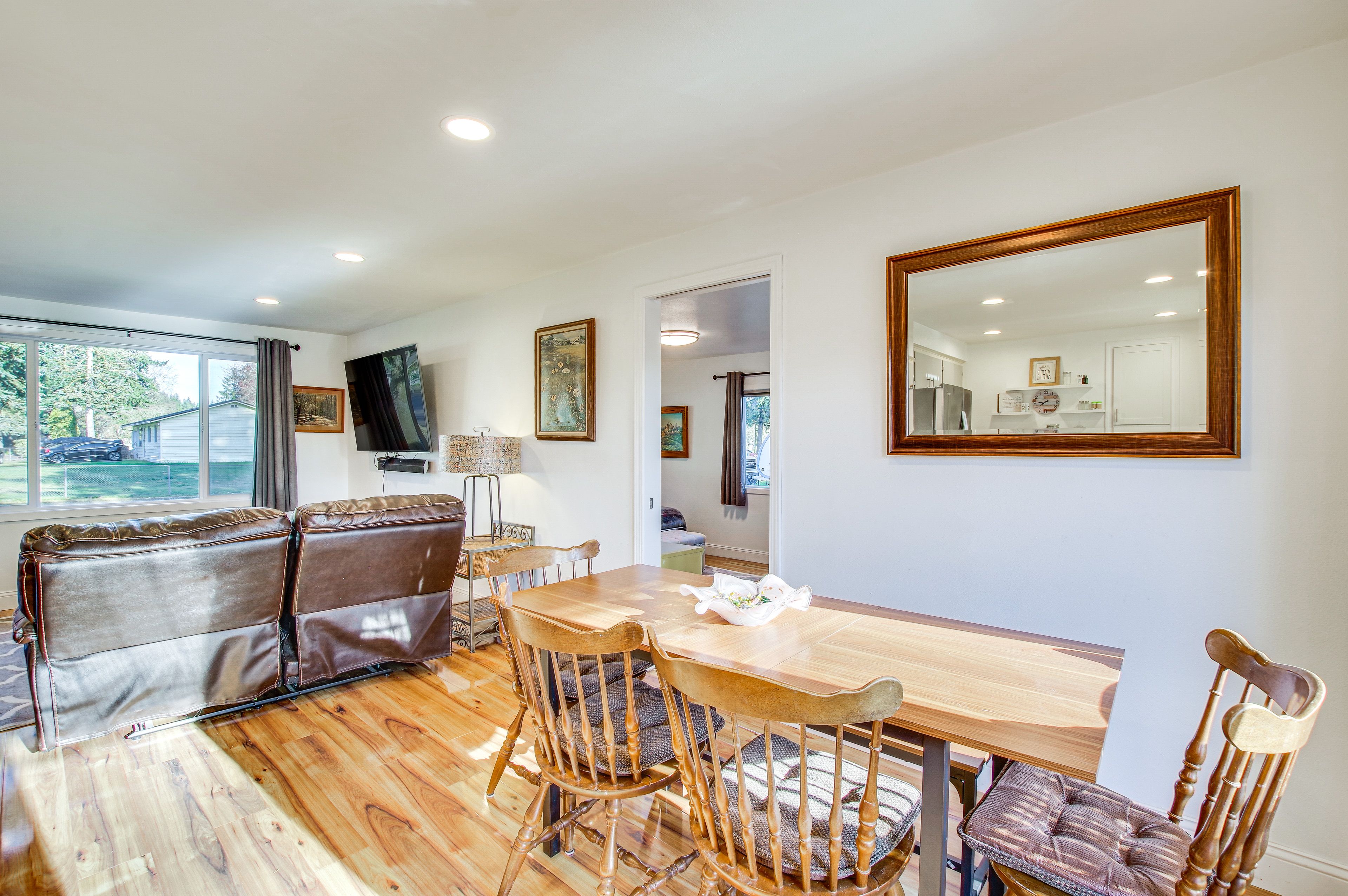 Dining Area | Dishware/Flatware Provided