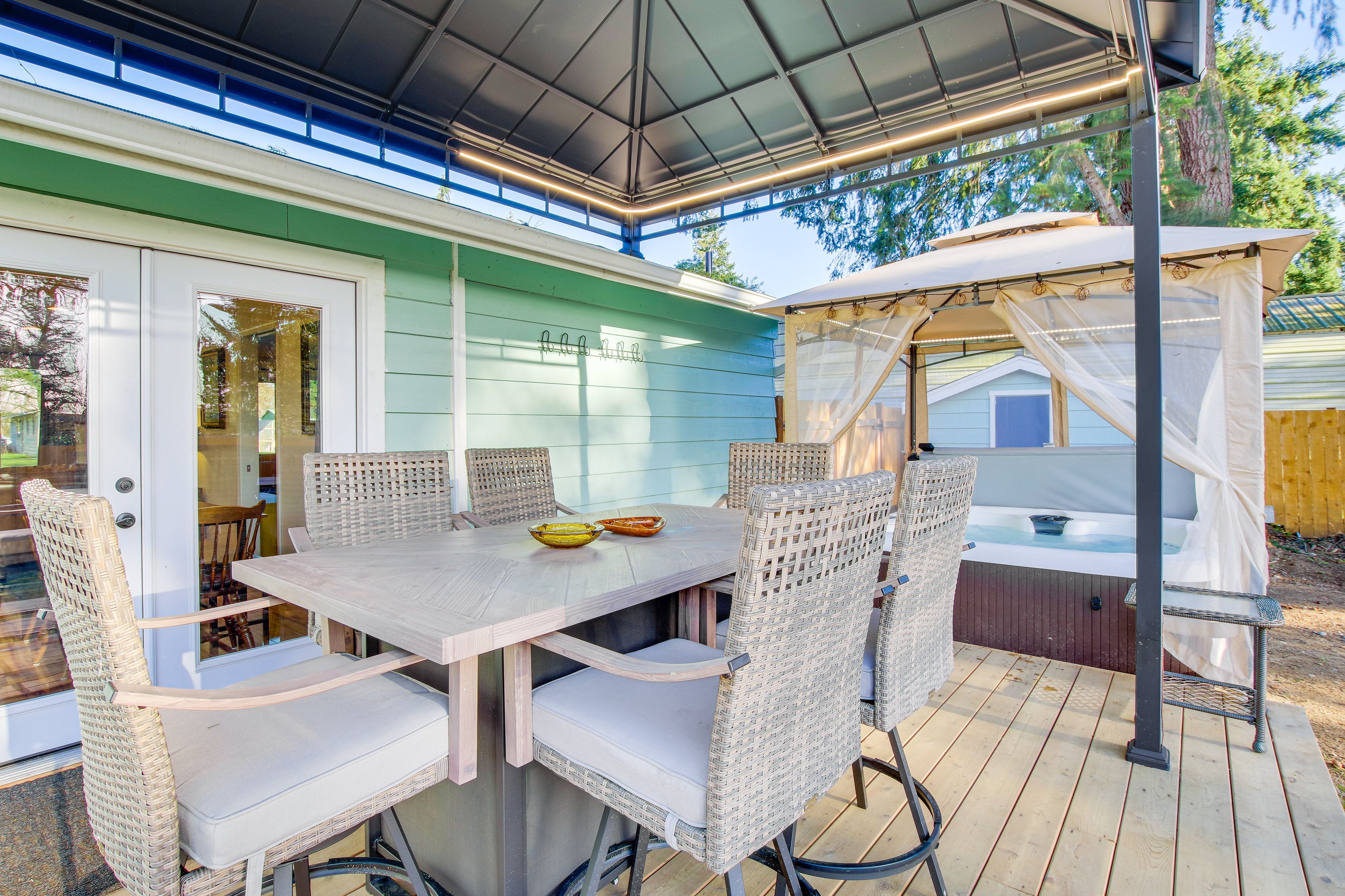 Covered Deck | Fire Table | Hot Tub