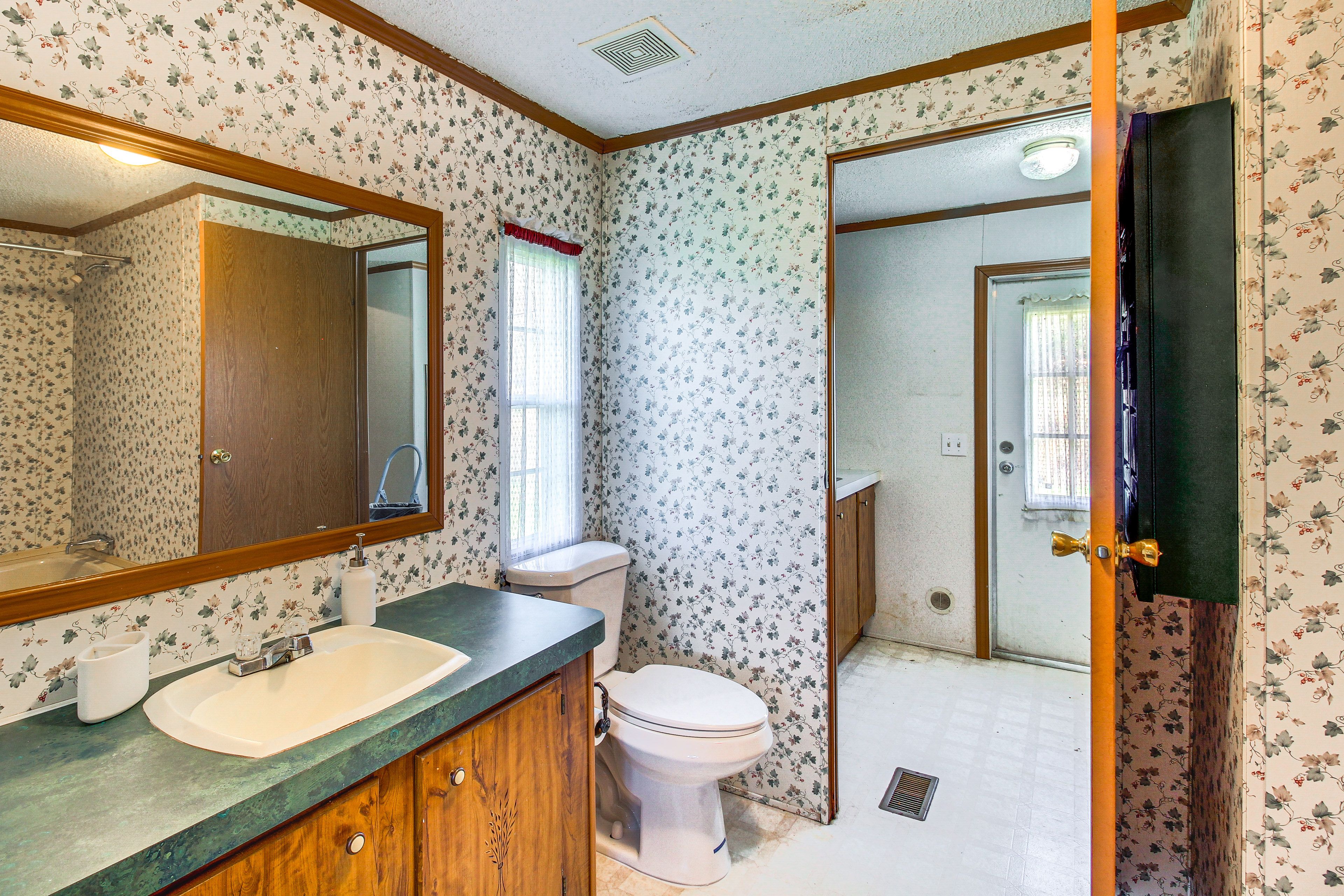 En-Suite Bathroom | Towels Provided