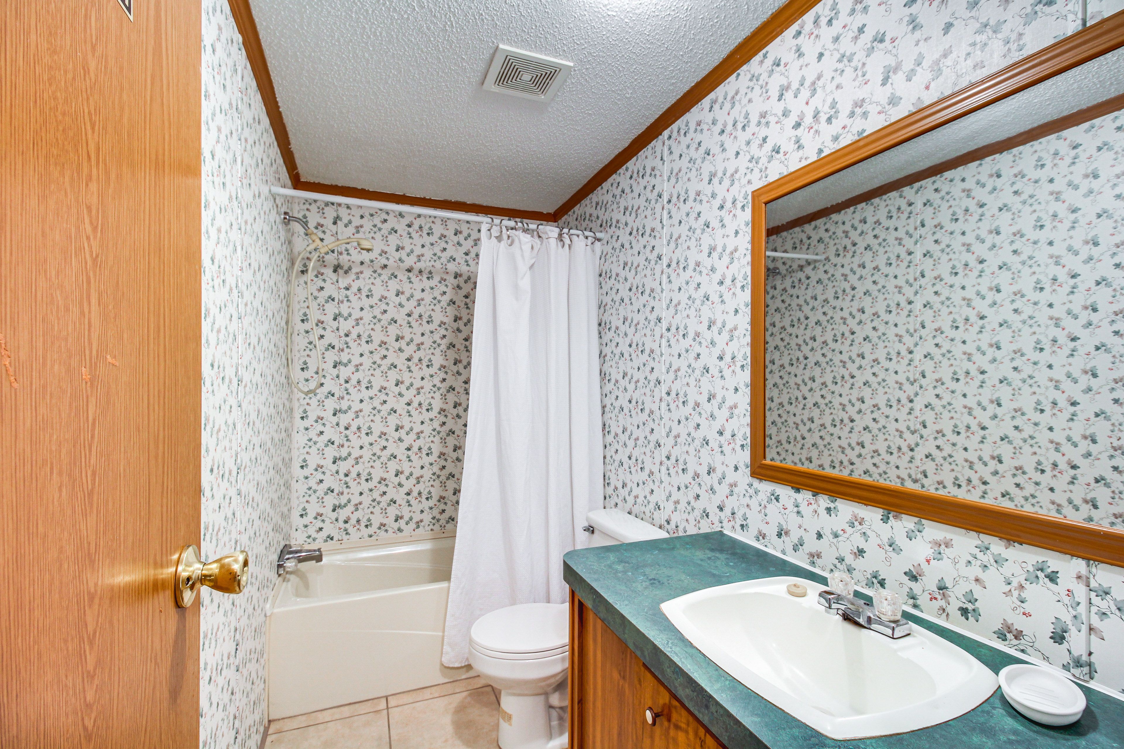 Full Bathroom | Complimentary Toiletries