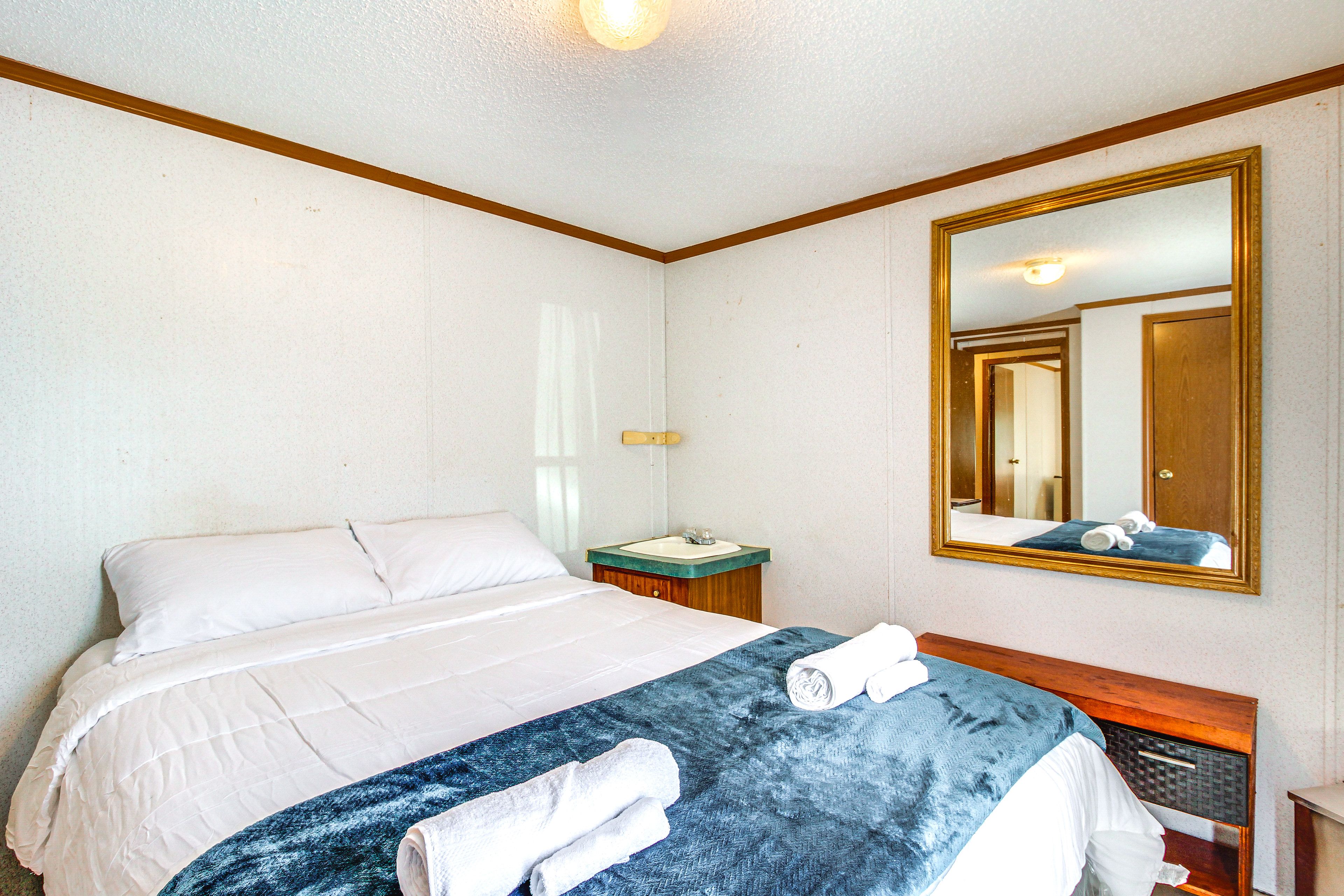 Bedroom 2 | Queen Bed