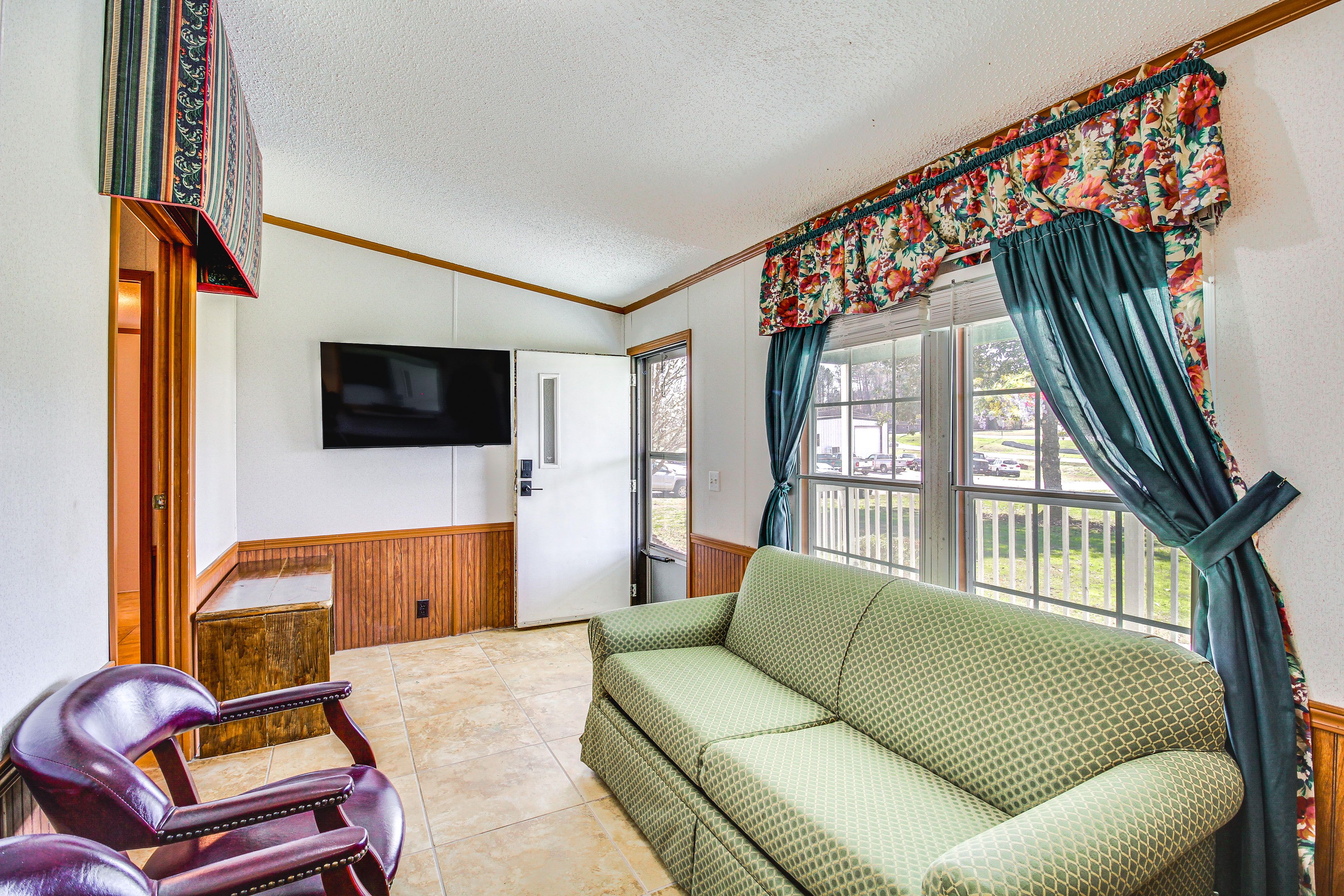 Living Room | Full Sleeper Sofa | Smart TV | Free WiFi | Central A/C + Heating