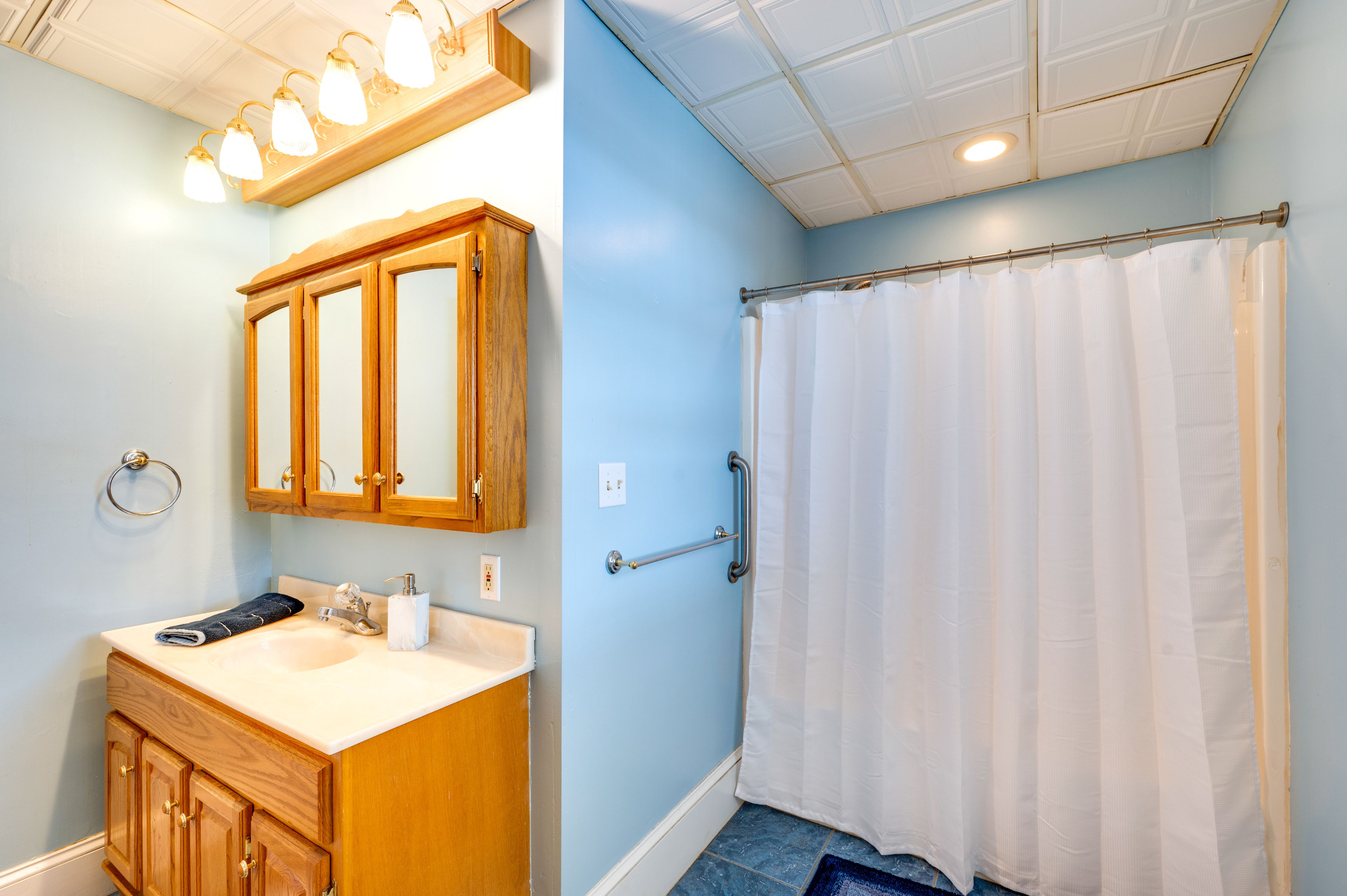 Full Bathroom | 1st Floor | Walk-In Shower | Towels Provided