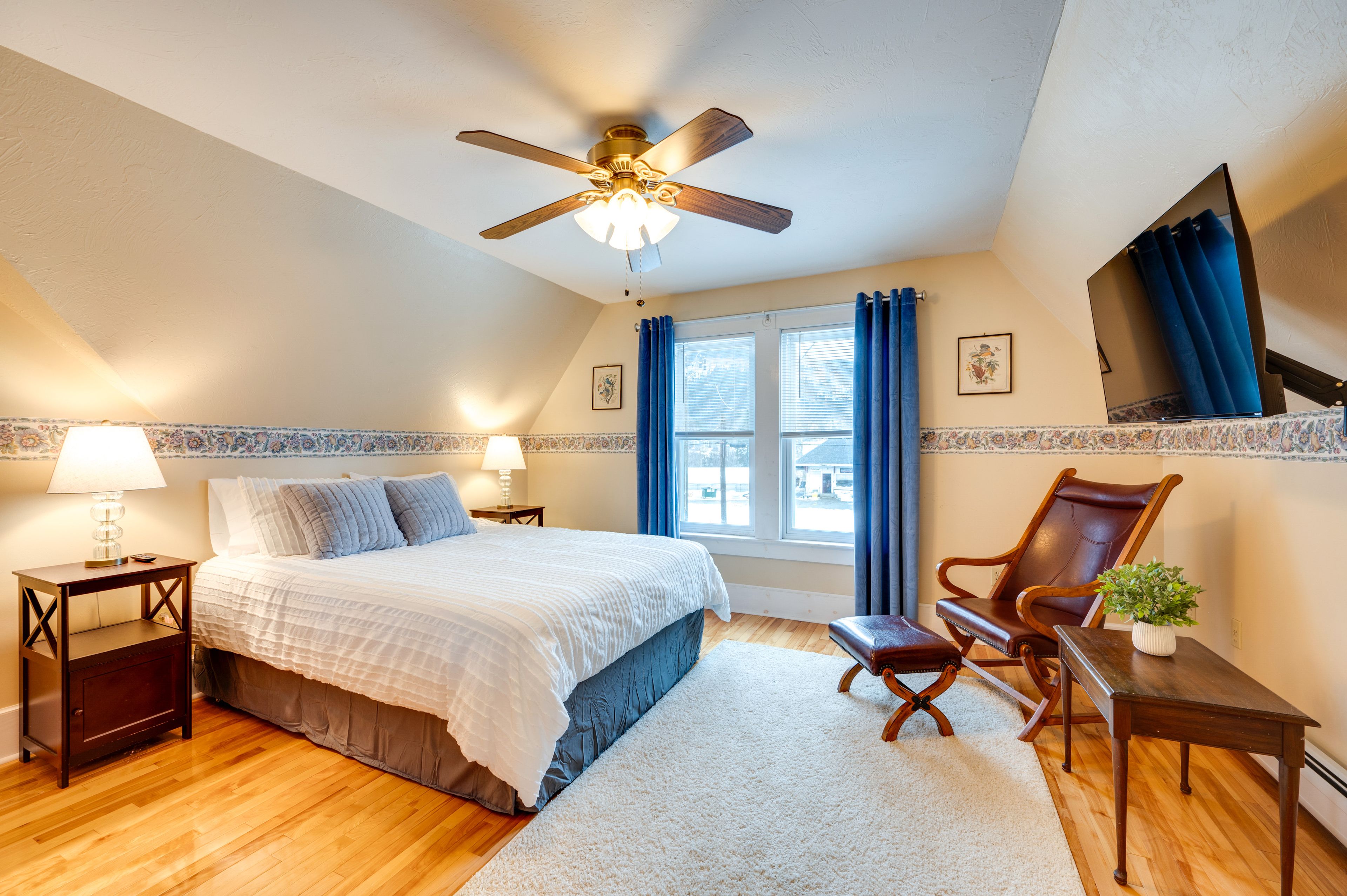 Bedroom 2 | 2nd Floor | Queen Bed | Smart TV