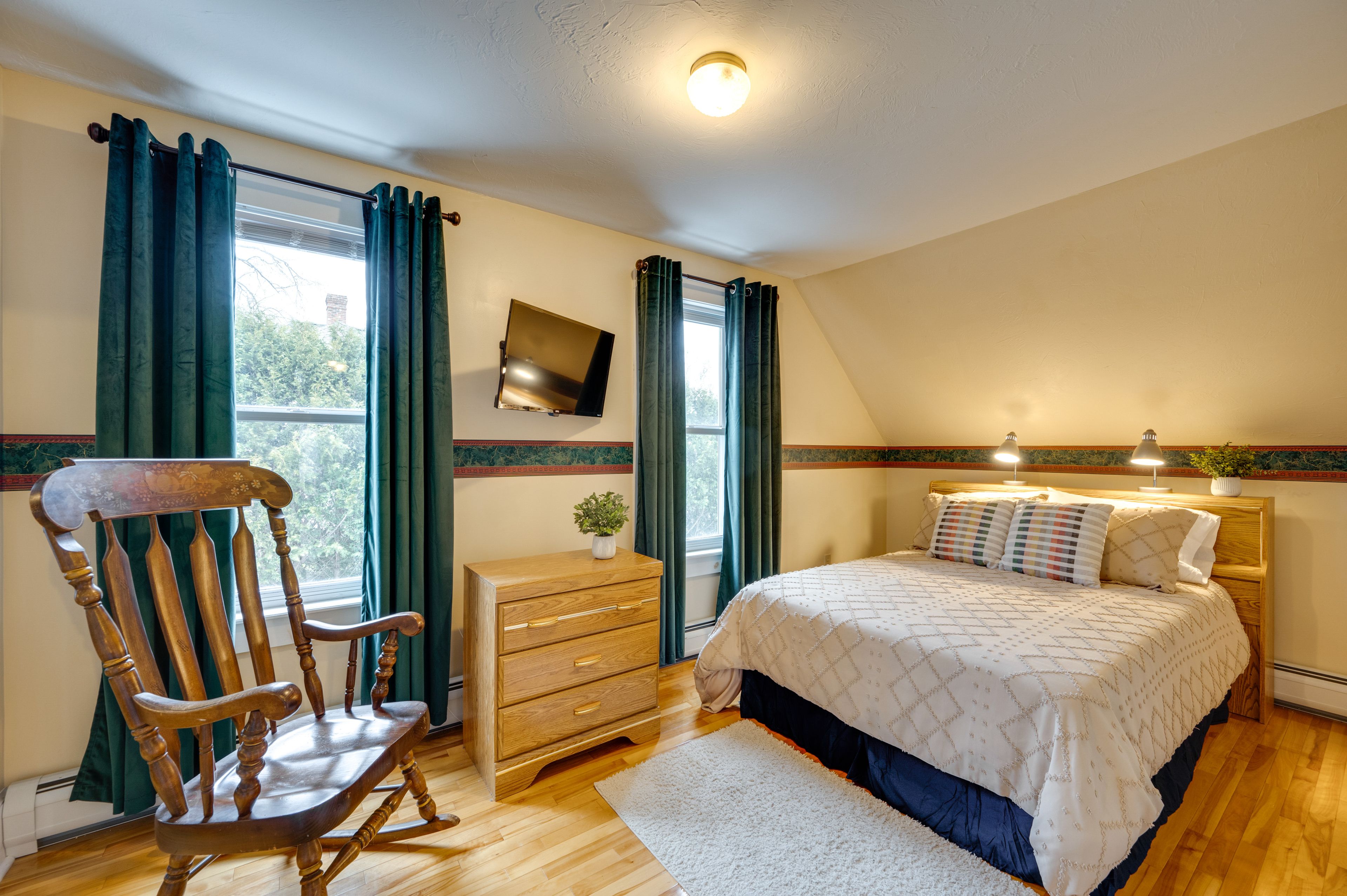 Bedroom 4 | 2nd Floor | Queen Bed | Smart TV