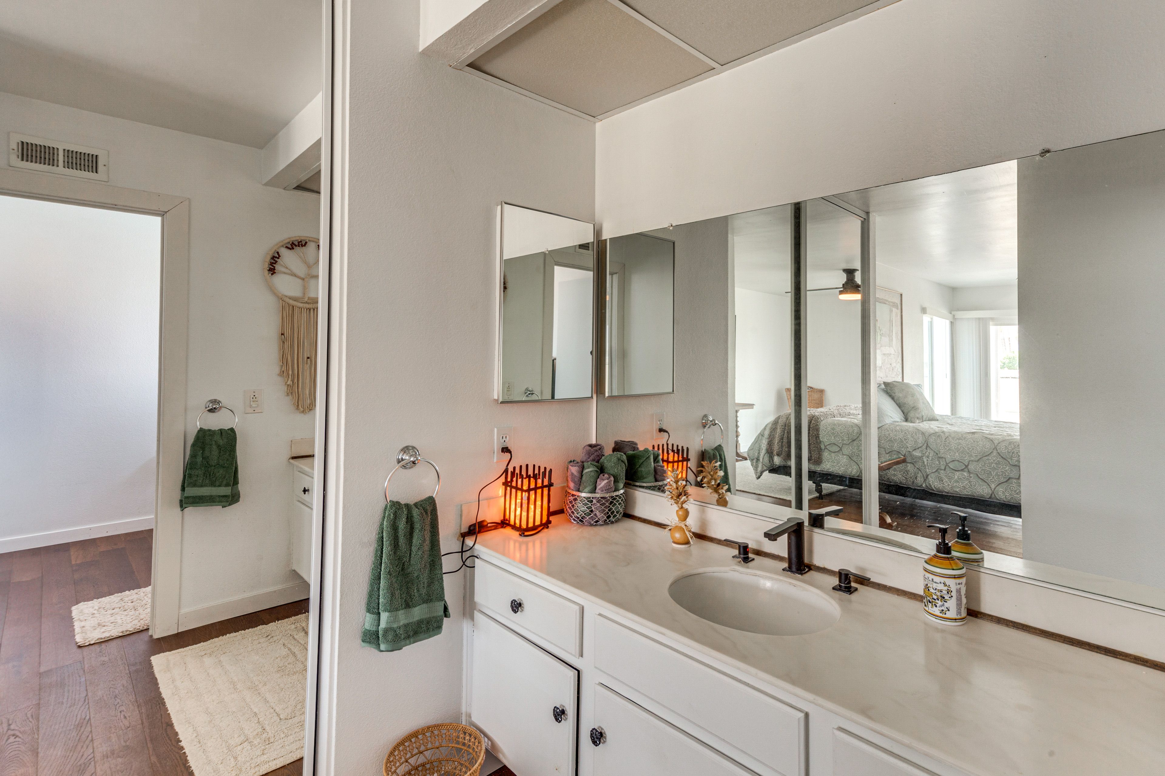 Full Bathroom | Towels Provided