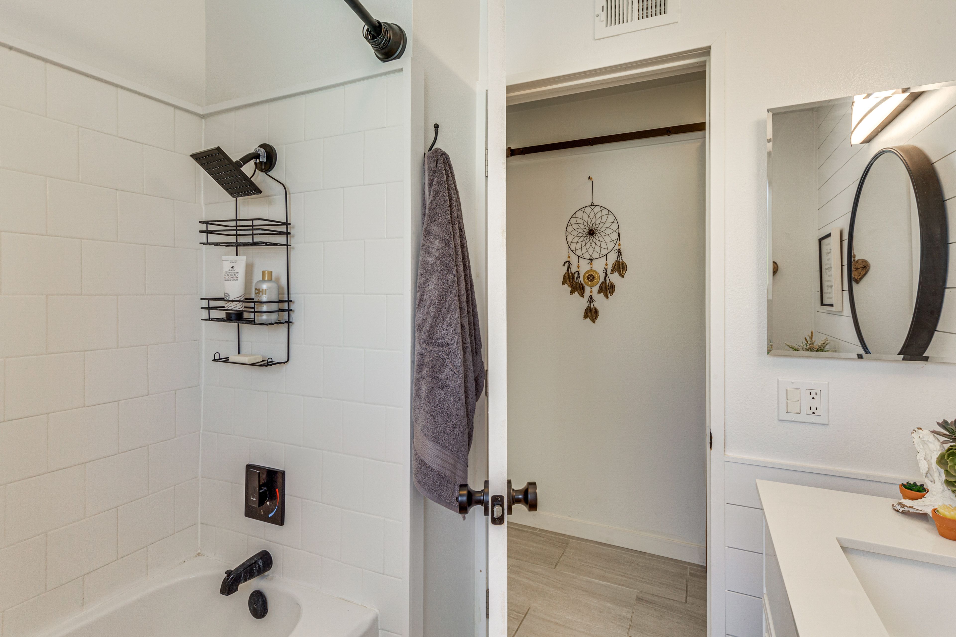Full Bathroom | Complimentary Toiletries