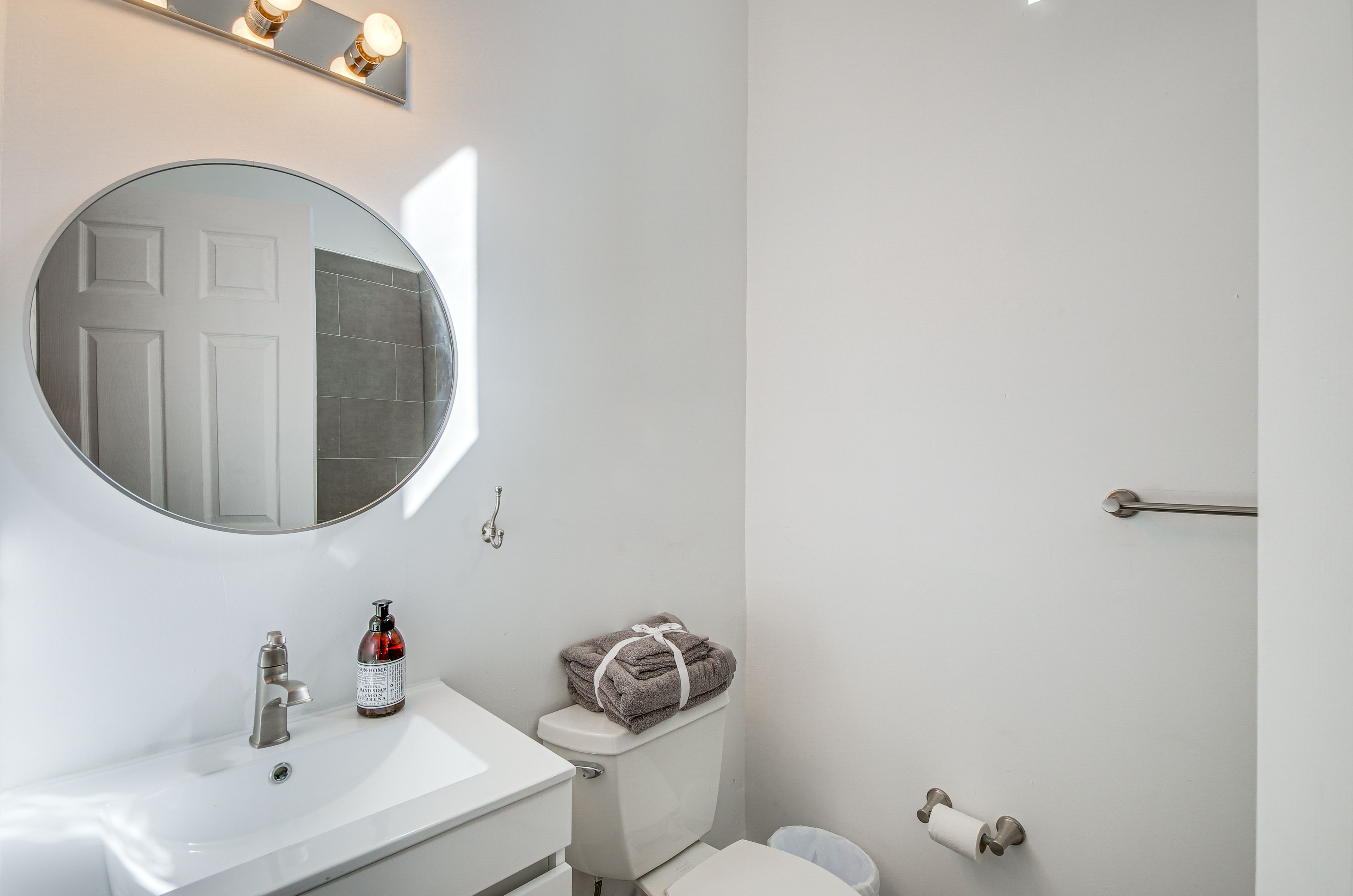 Full Bathroom | 2nd Floor | Complimentary Toiletries