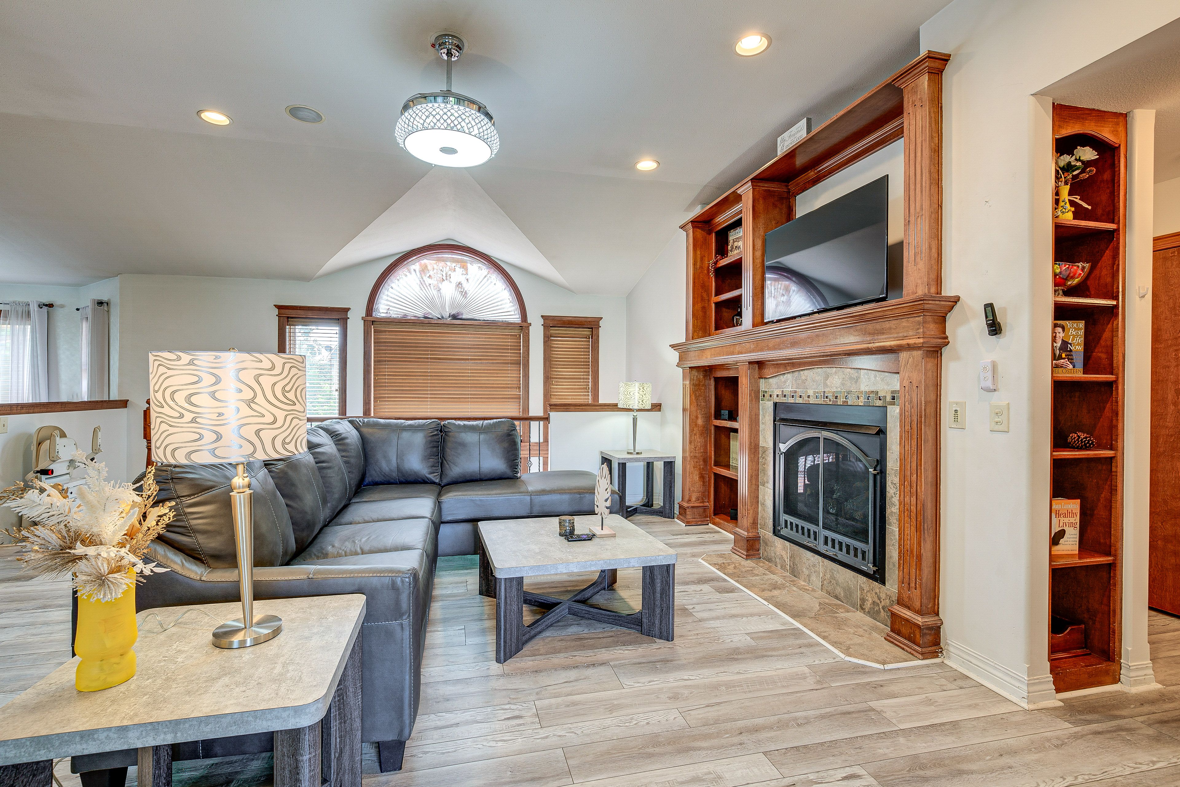 Living Room | Main Level | Smart TV | Free WiFi | Fireplace