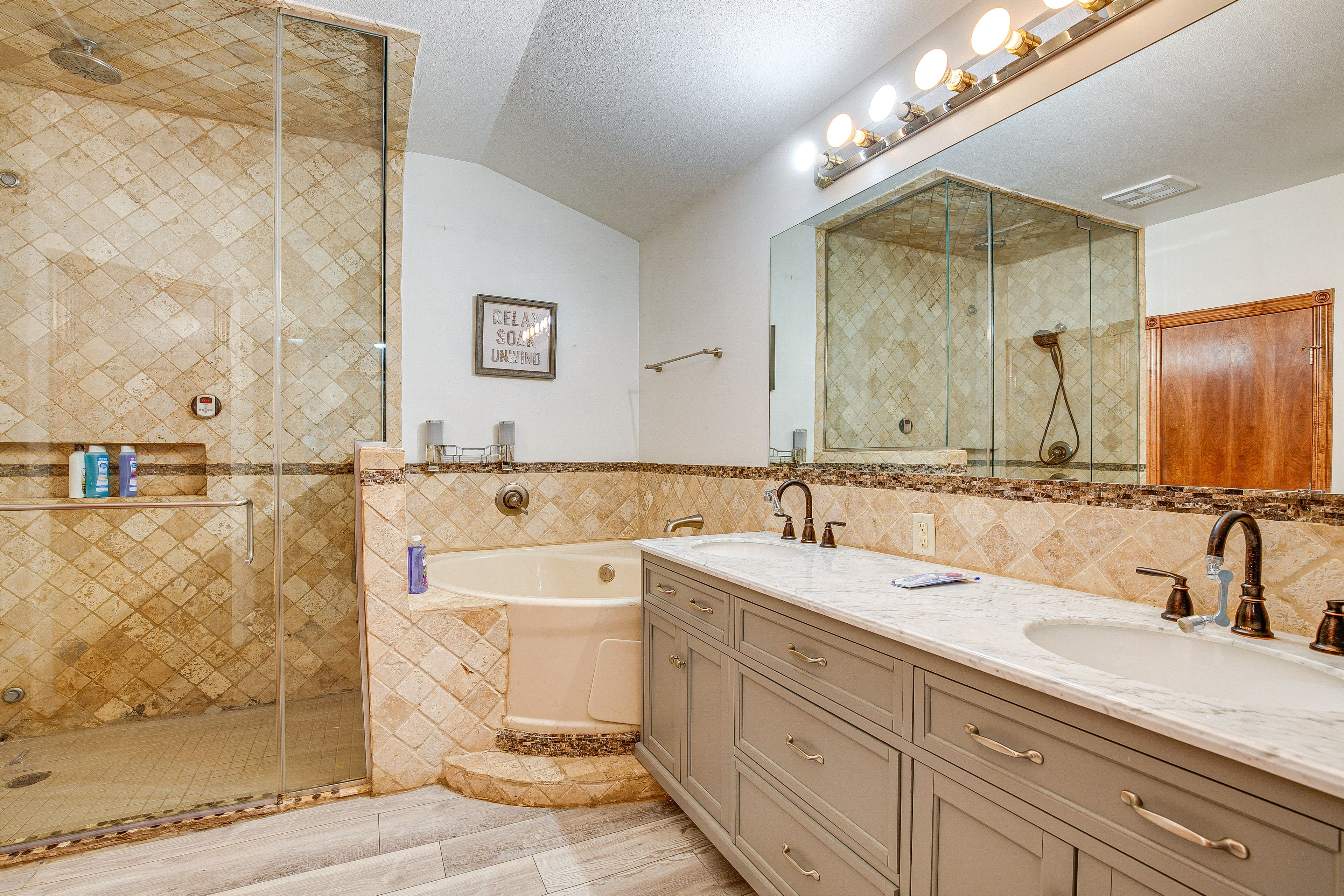En-Suite Bathroom | Main Level | Walk-In Shower | Jetted Tub