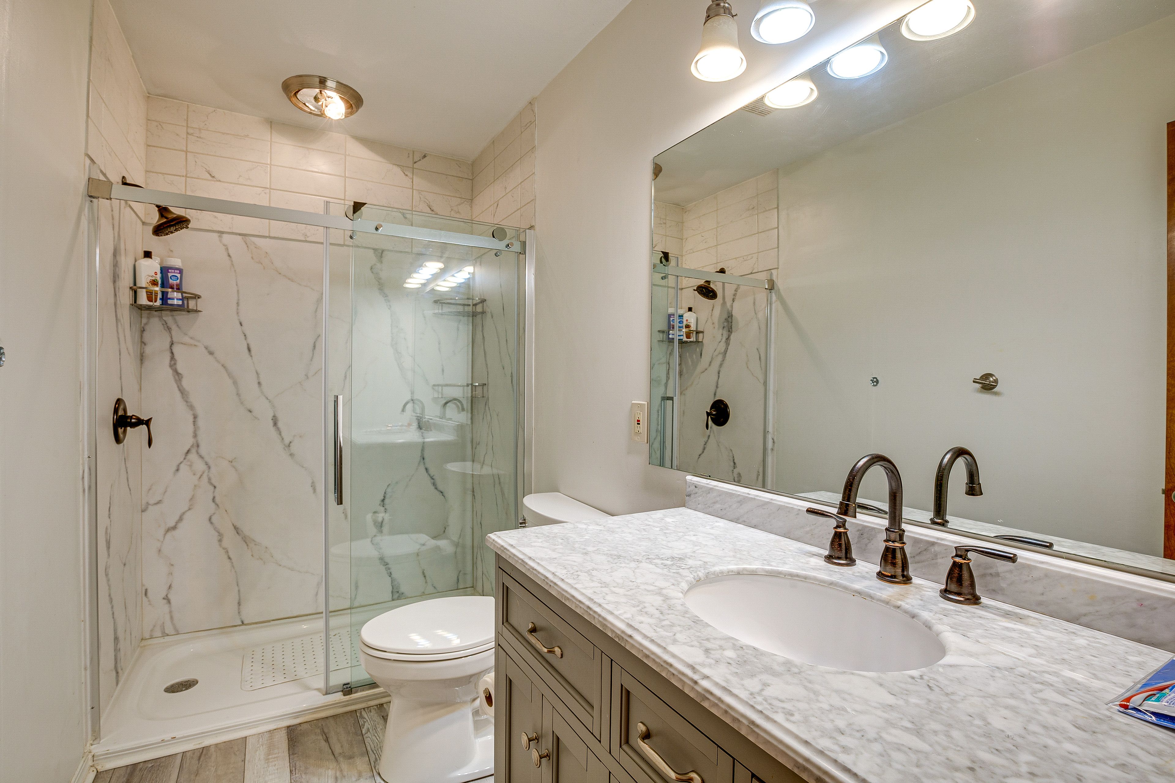 Full Bathroom | Main Level | Complimentary Toiletries