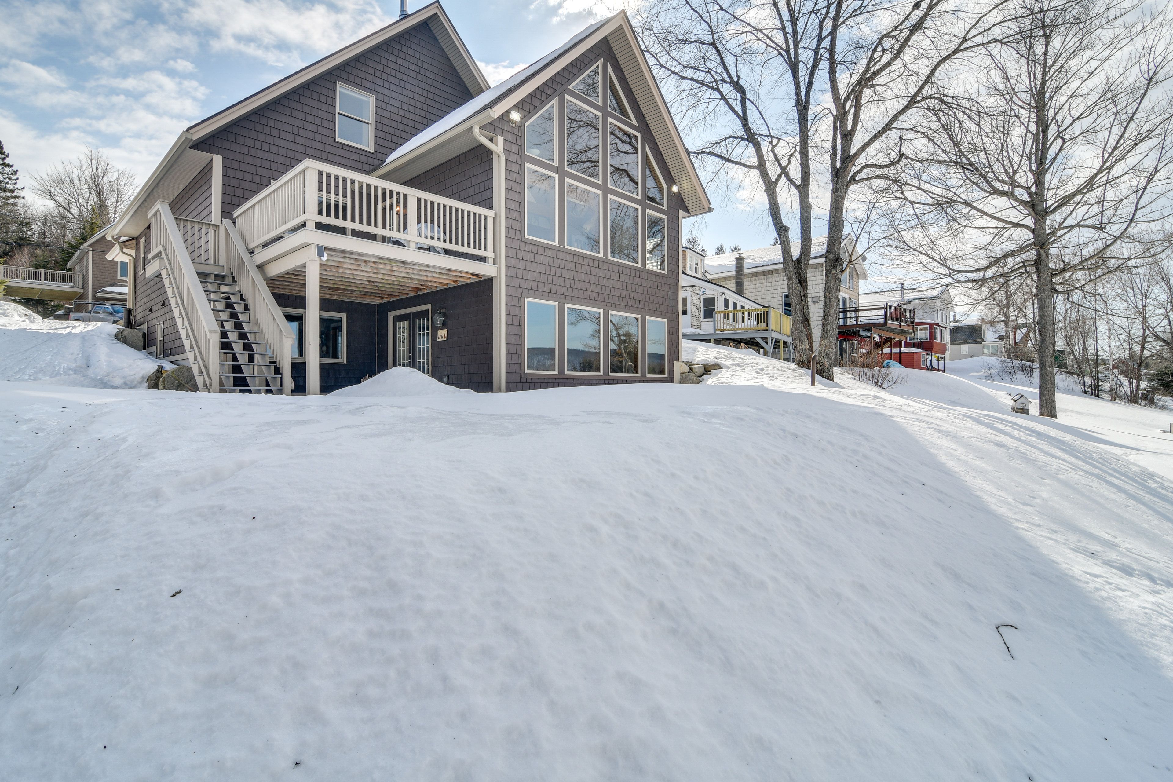 Apartment Exterior | Driveway Parking (2 Vehicles)