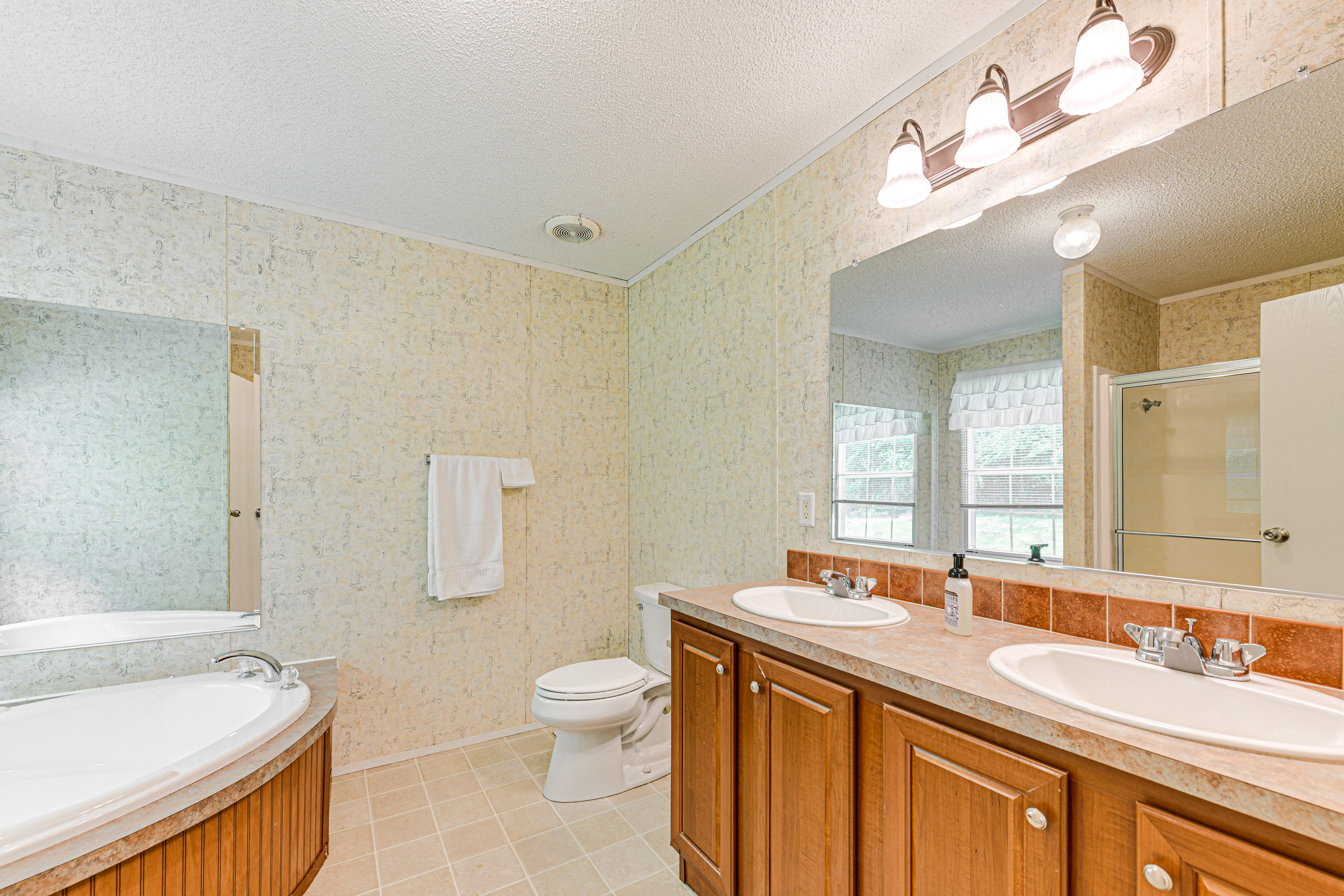 En-Suite Bathroom | Towels Provided