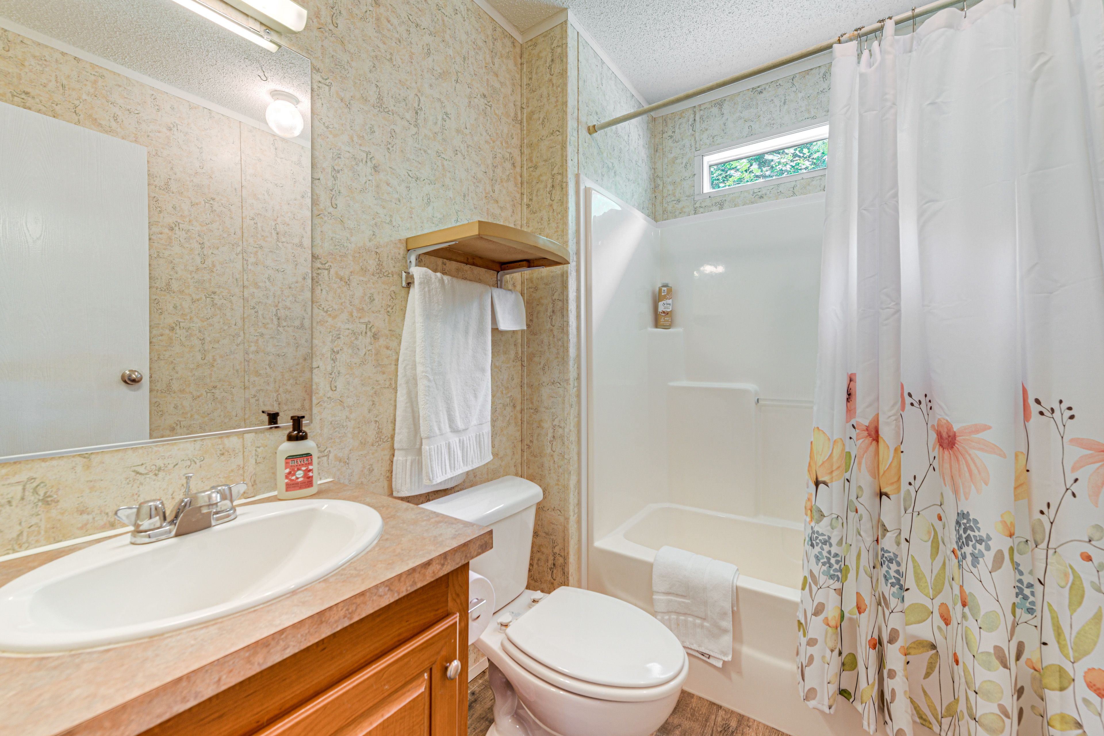 Full Bathroom | Complimentary Toiletries