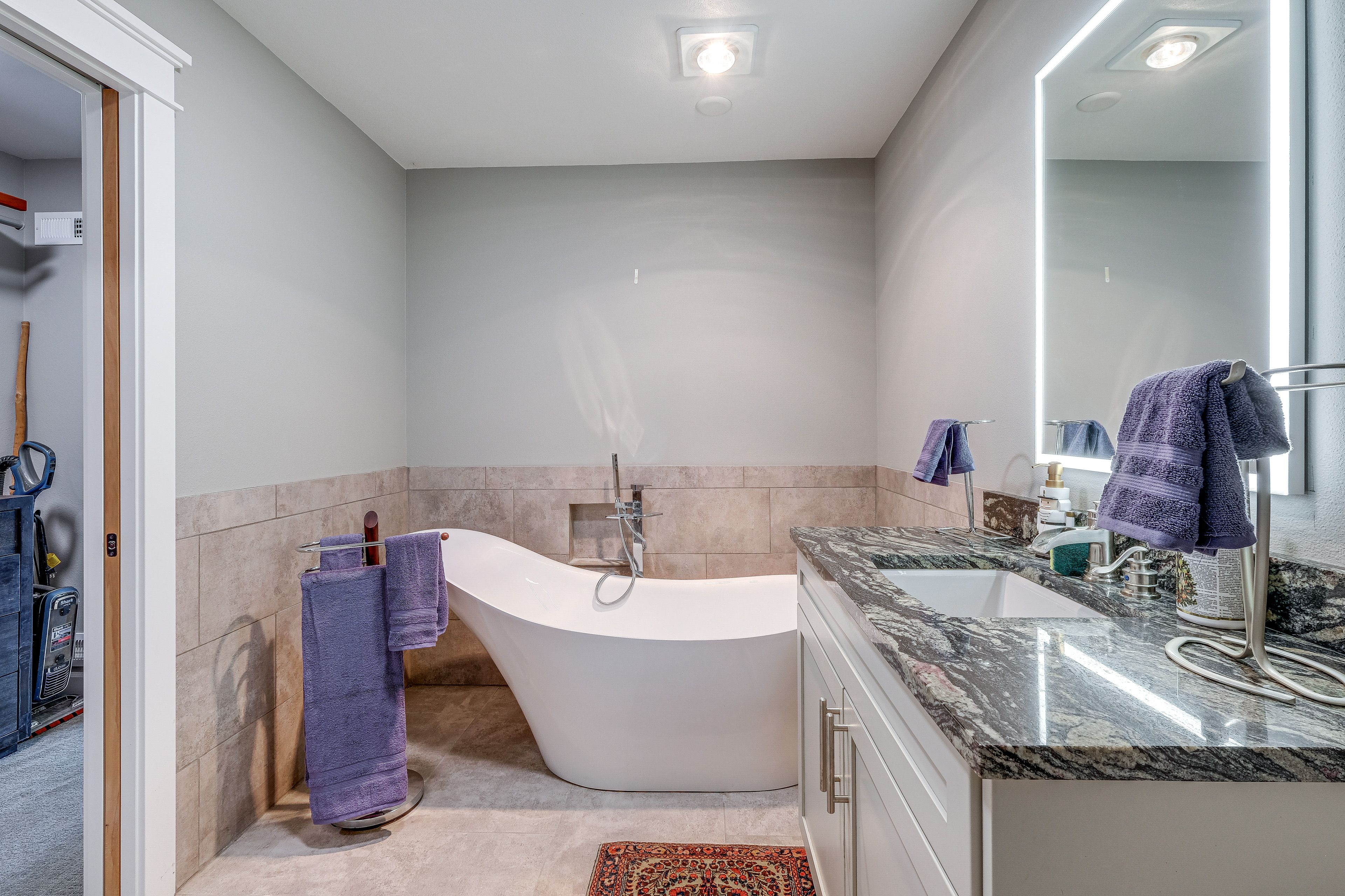 Full Bathroom | 1st Floor | Soaking Tub | Complimentary Toiletries | Hair Dryer