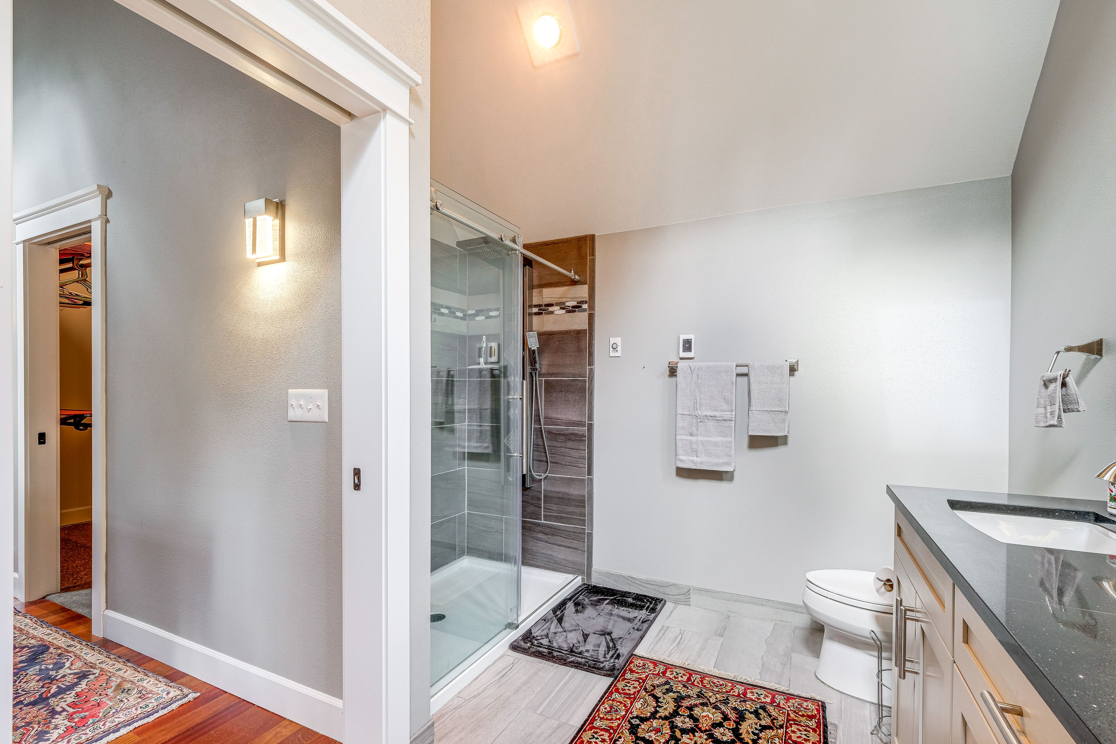 Full Bathroom | 2nd Floor | Walk-In Shower | Soaking Tub