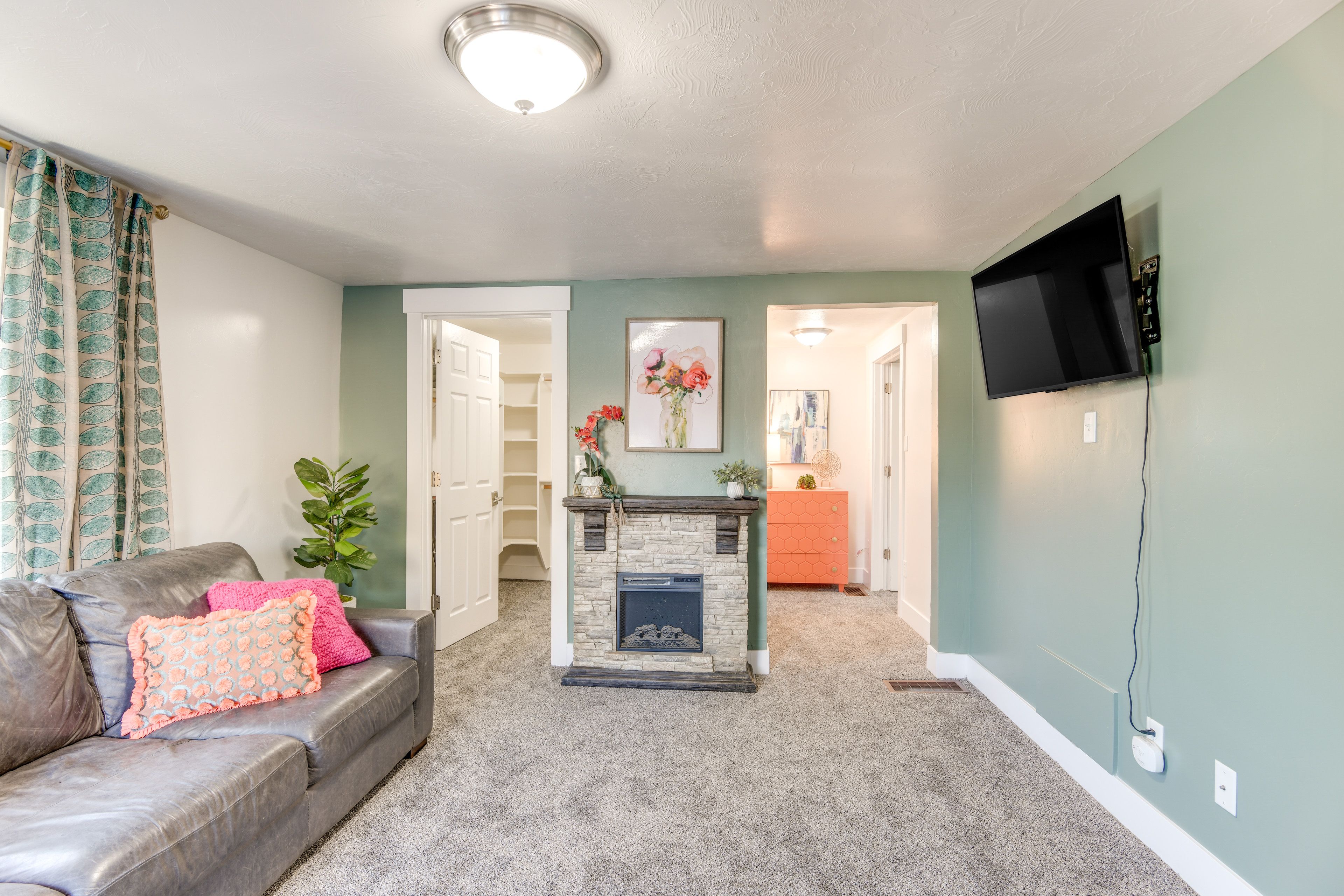 Living Room | Smart TV | Fireplace