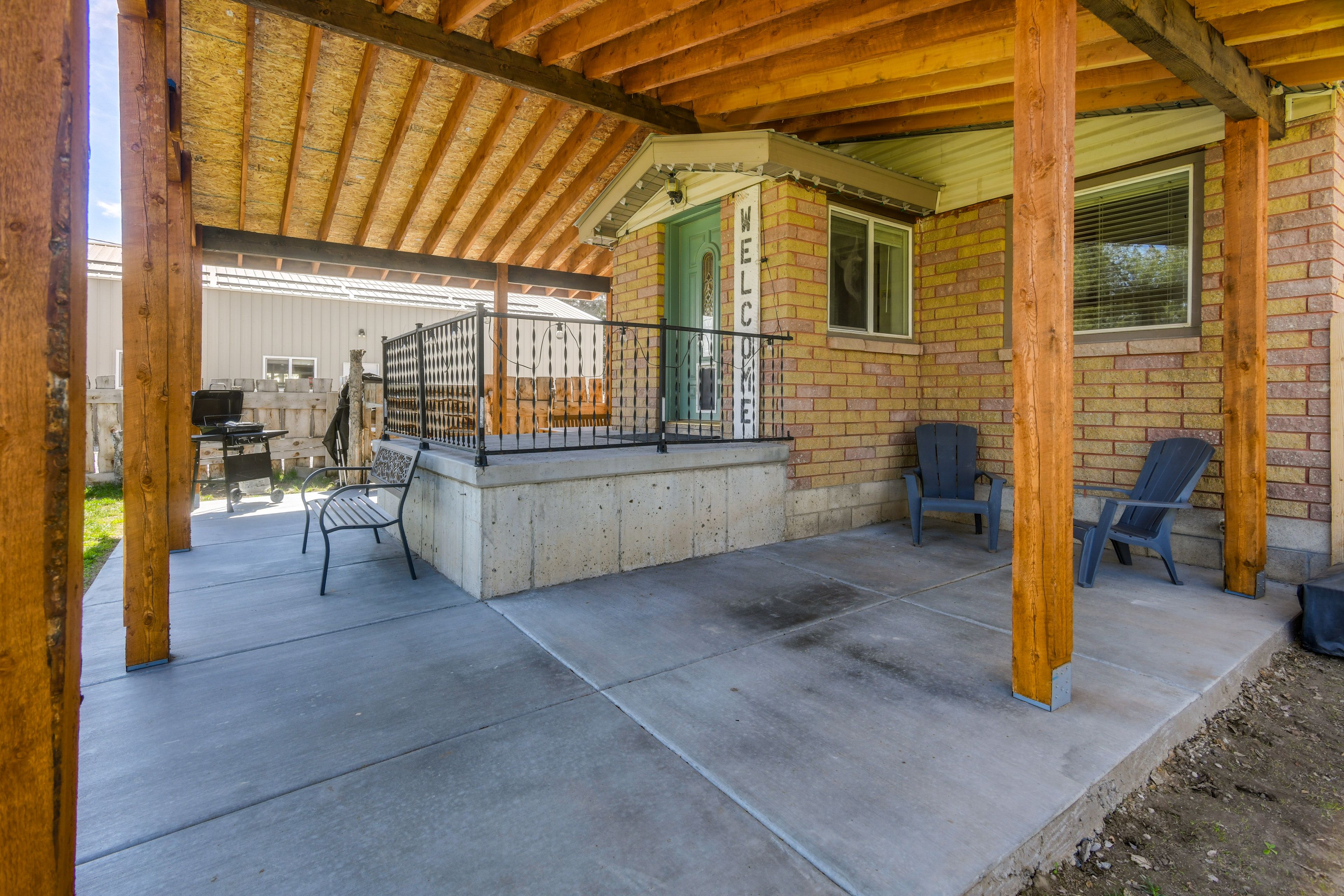 Exterior Entry | Stairs Required | Covered Patio | Gas Grill | Outdoor Dining