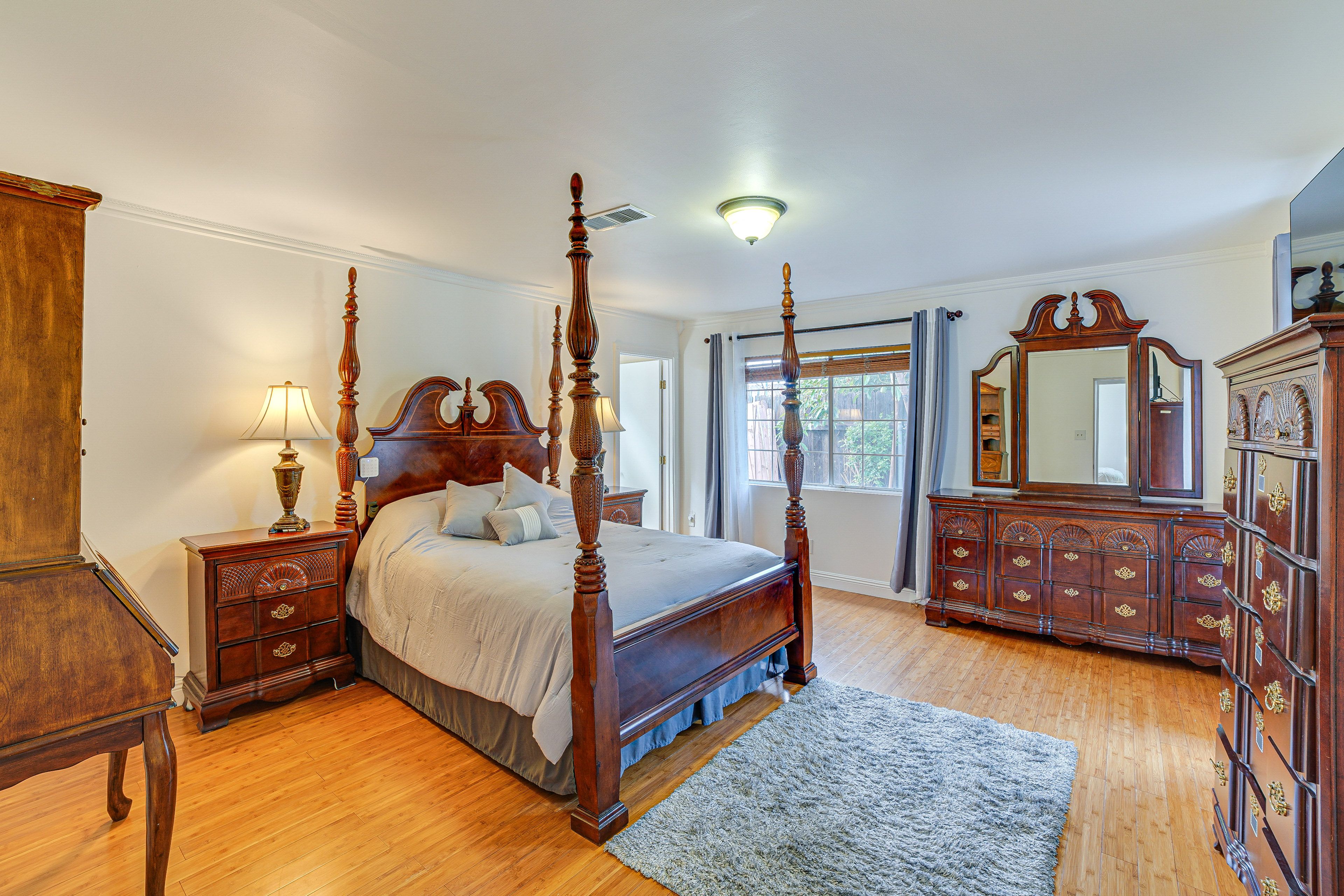 Bedroom 1 | Queen Bed | En-Suite Bathroom