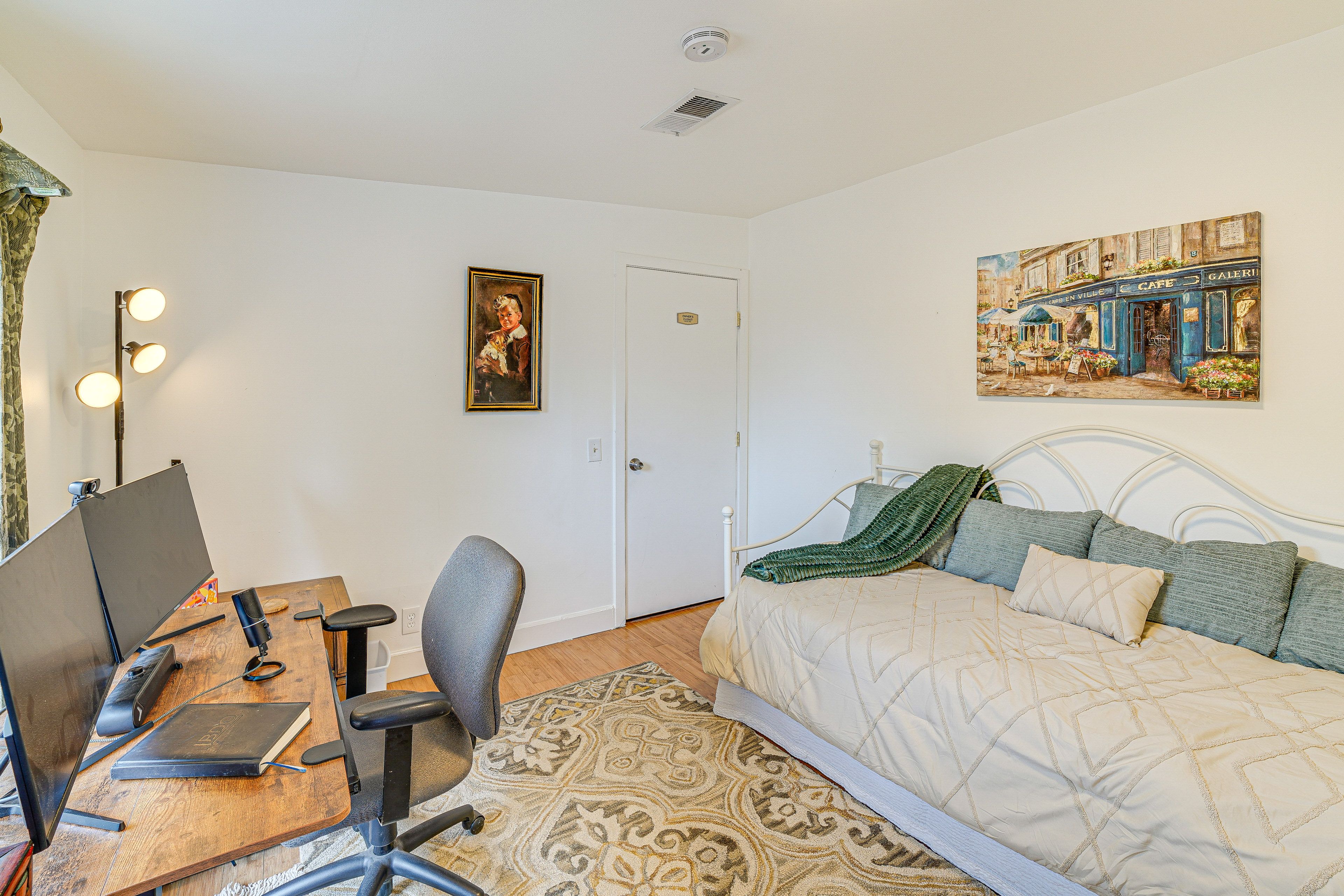 Bedroom 3 | Full Daybed | Computer Workspace