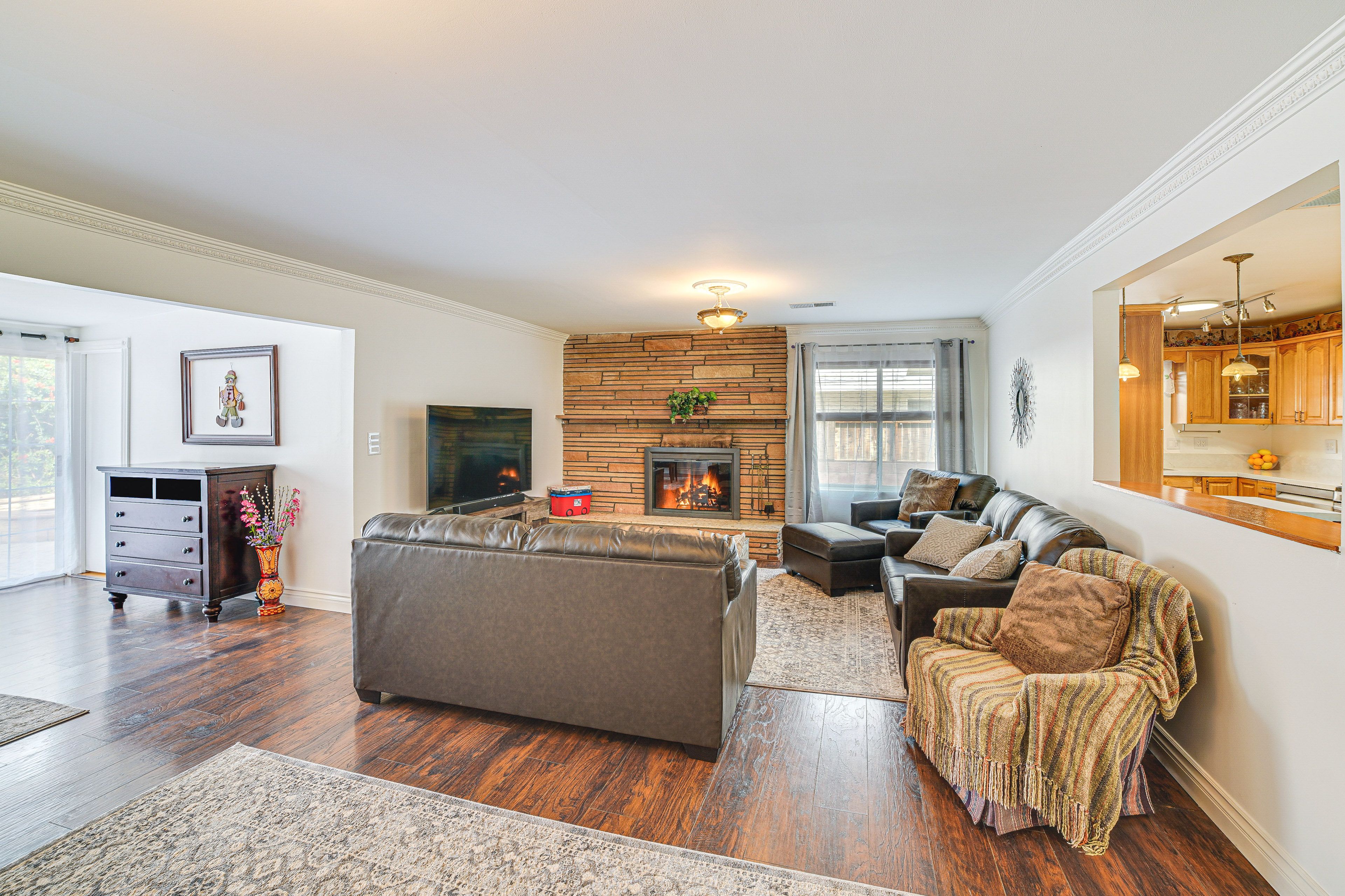 Living Room | Free WiFi | Smart TV | Central A/C & Heating | Fireplace