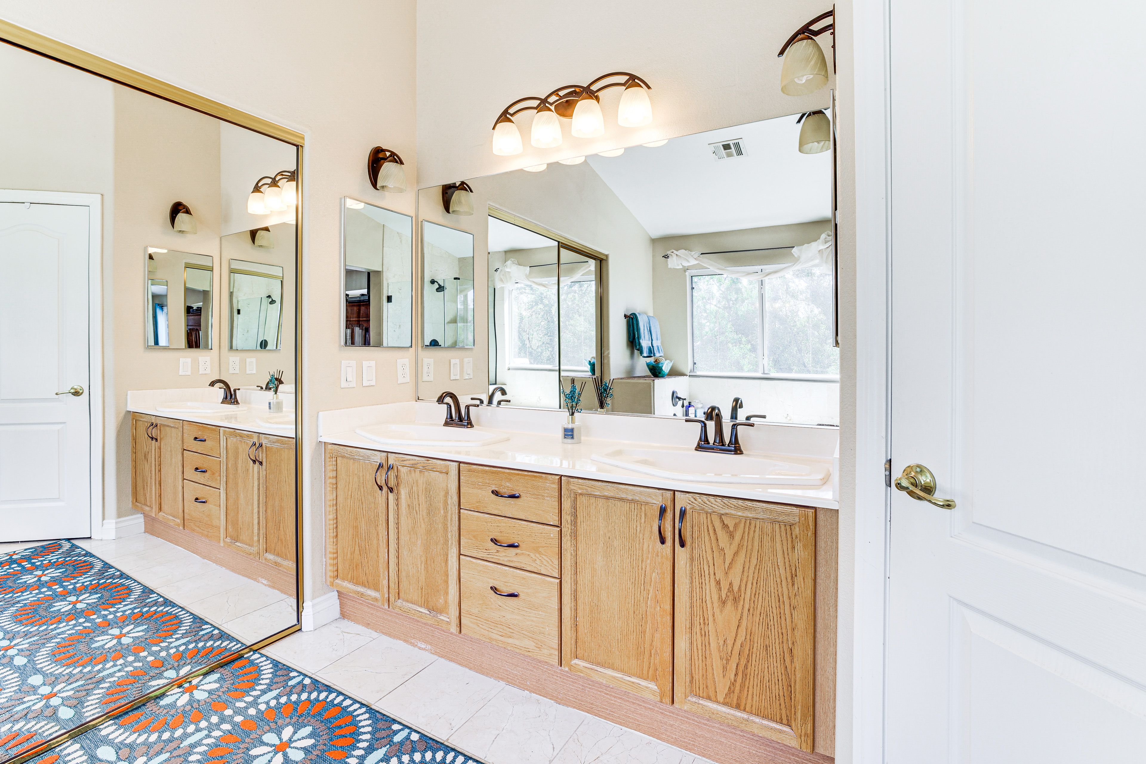 En-Suite Bathroom | 2nd Floor | Jetted Tub | Towels Provided
