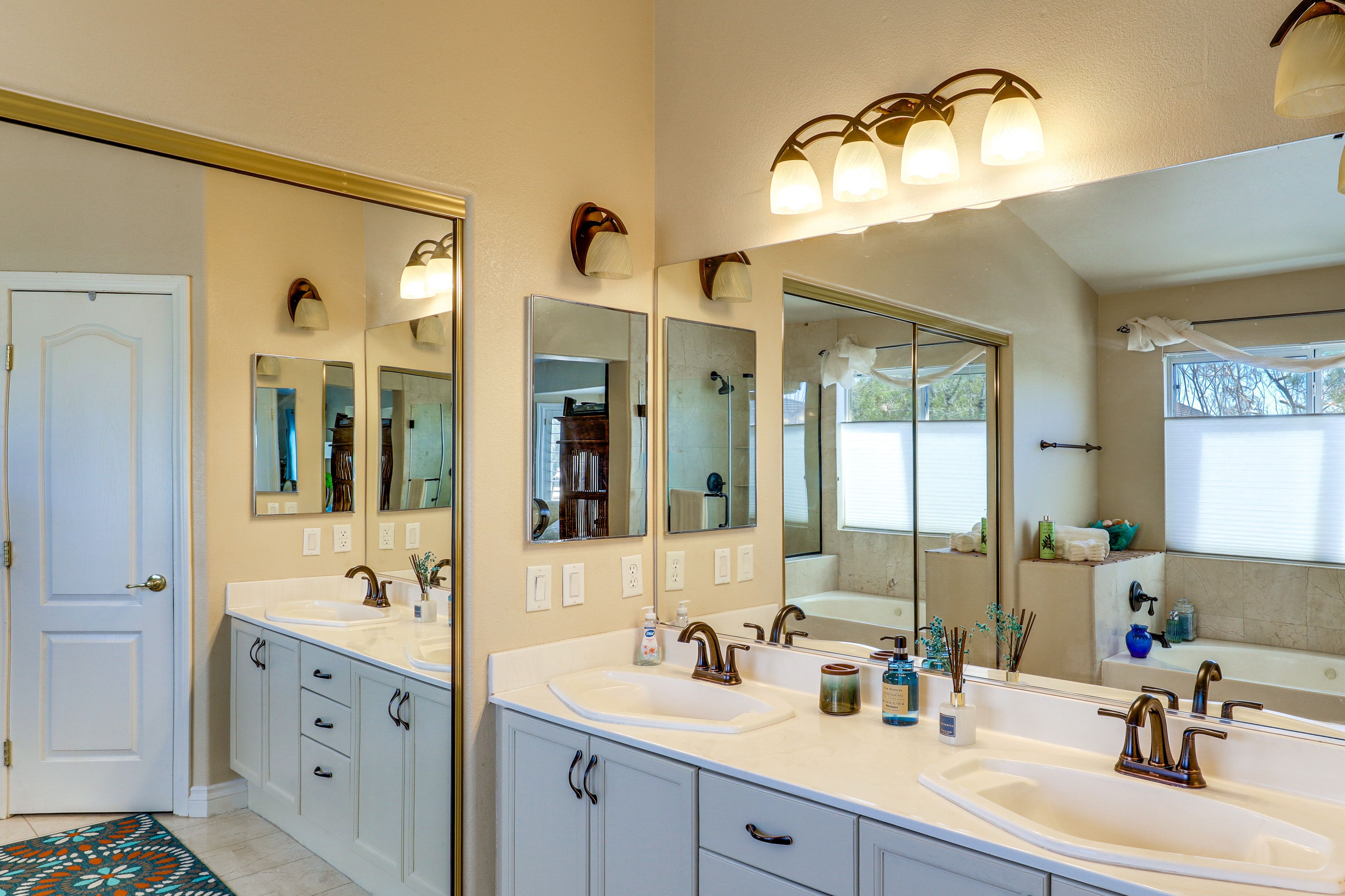 En-Suite Bathroom | 2nd Floor | Jetted Tub | Towels Provided