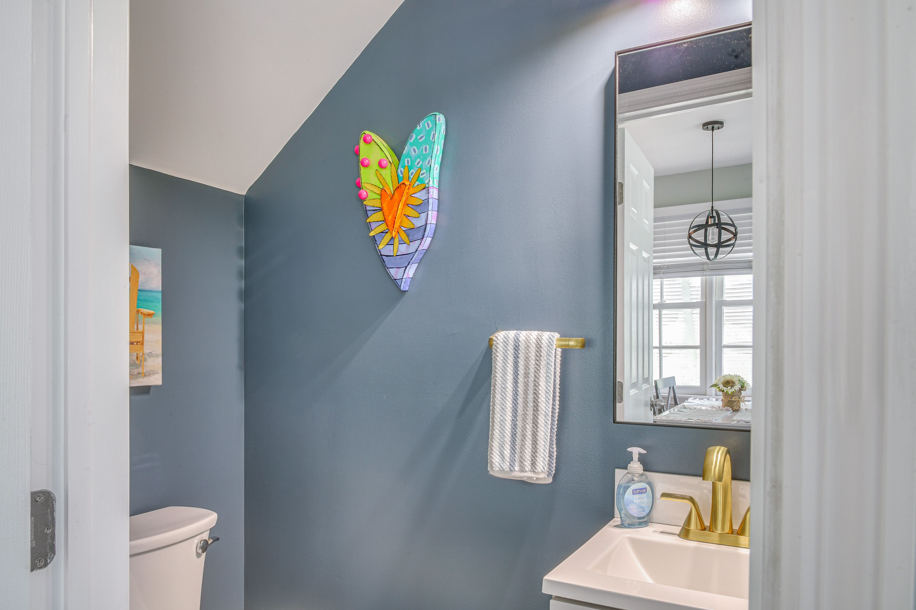 Half Bathroom | 1st Floor | Towels Provided