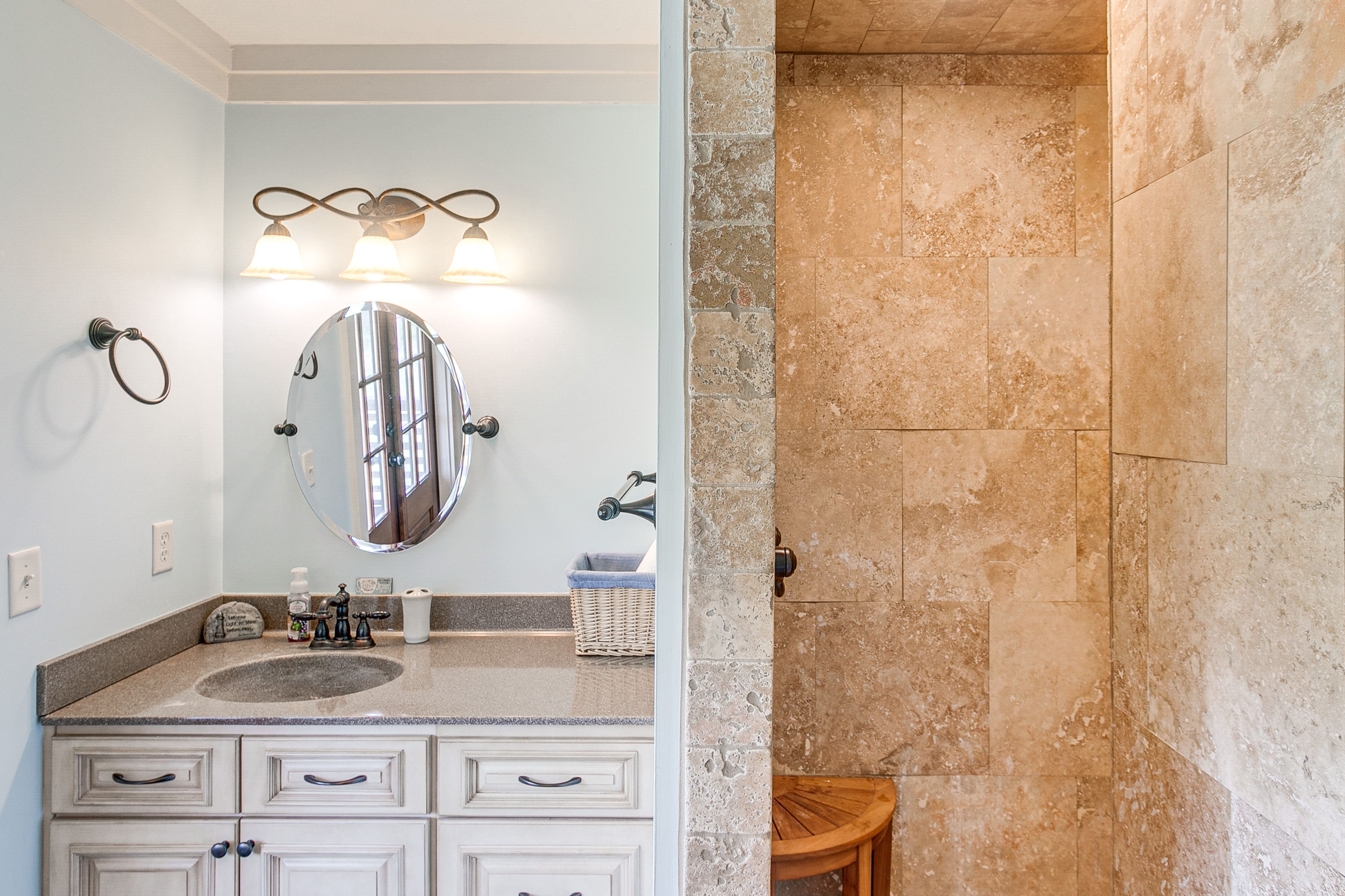 En-Suite Bathroom | Upper Level | Complimentary Toiletries | Hair Dryer
