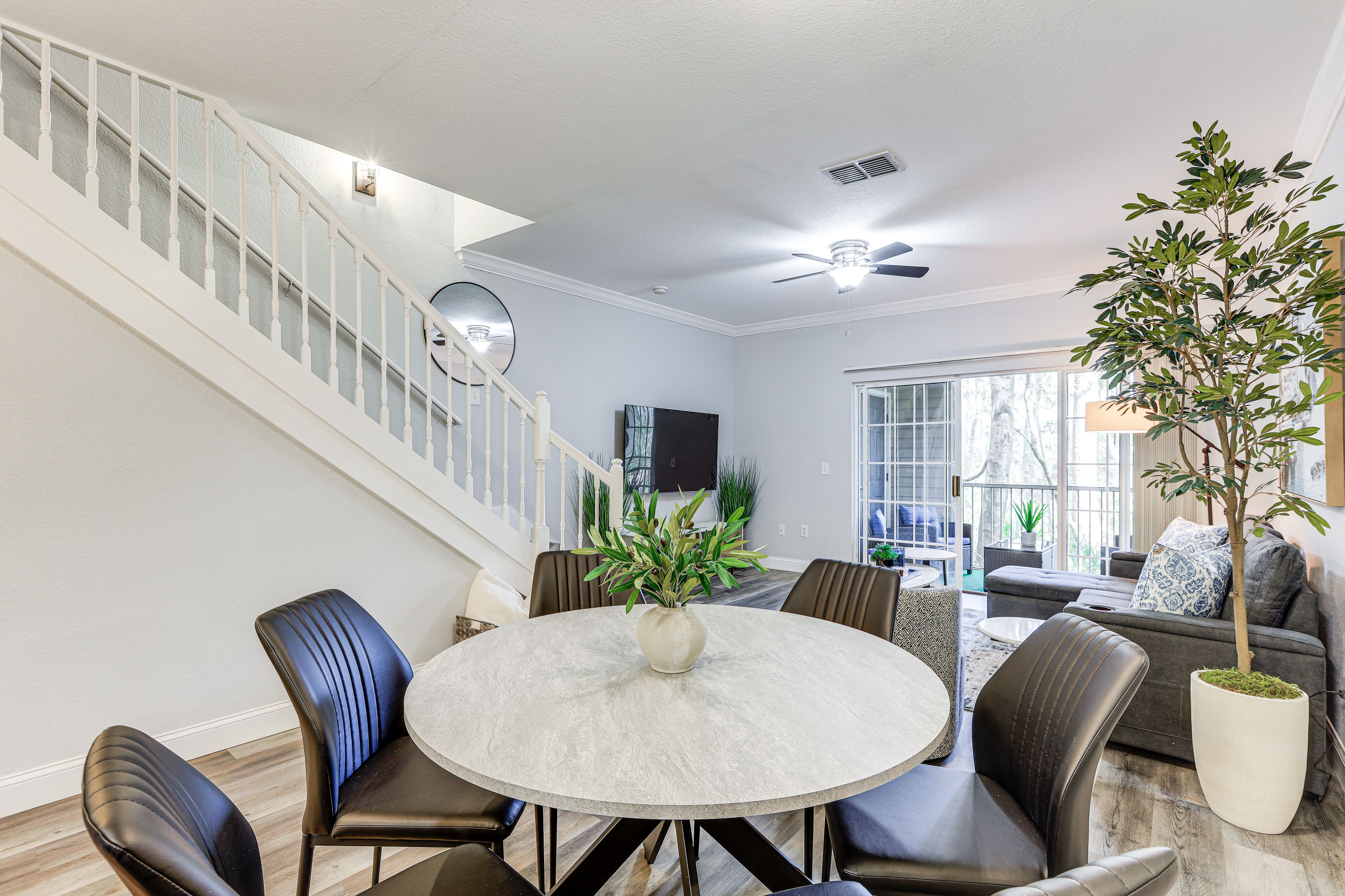 Dining Area | Dishware/Flatware Provided | 1st Floor