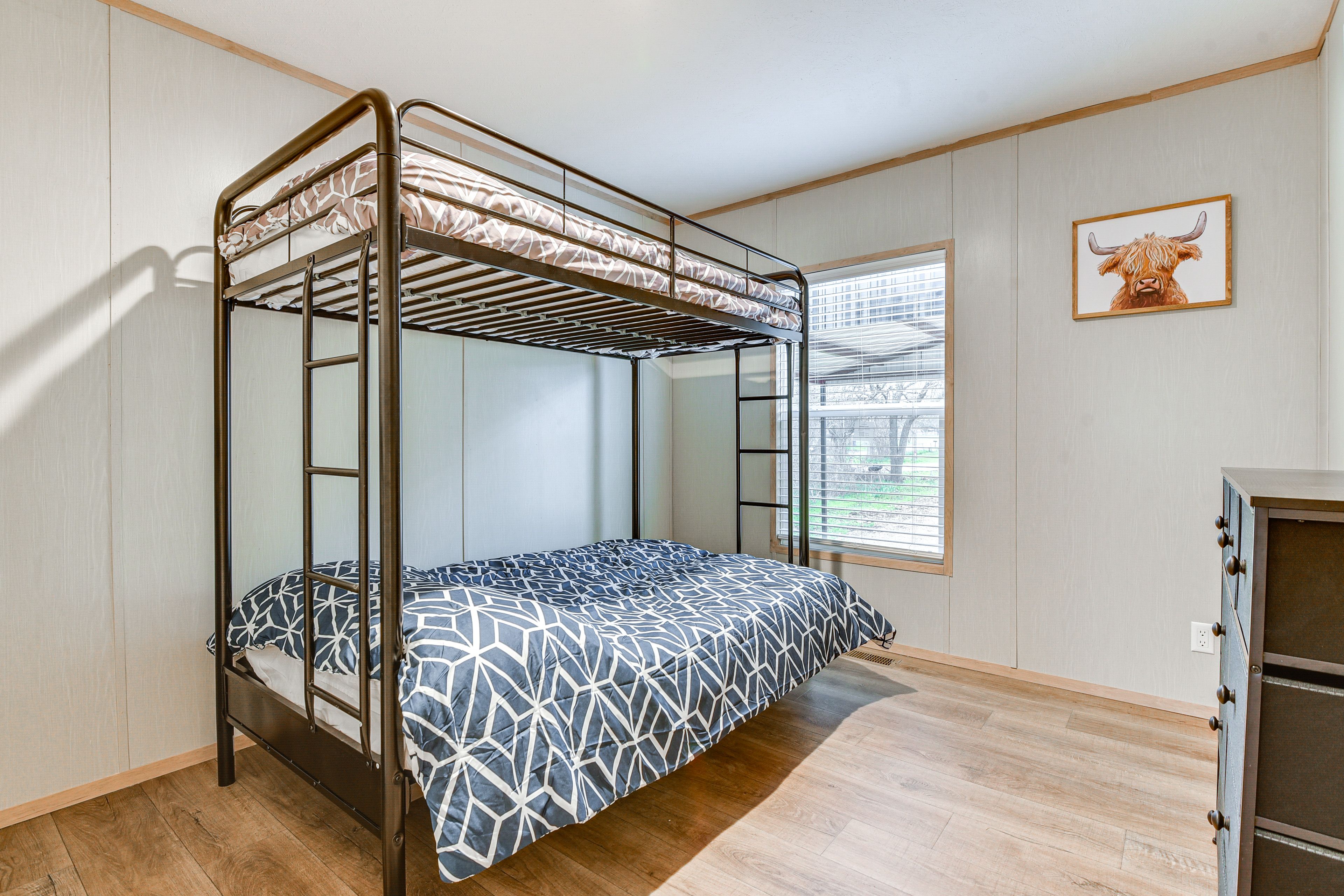 Bedroom 3 | Twin/Full Bunk Bed