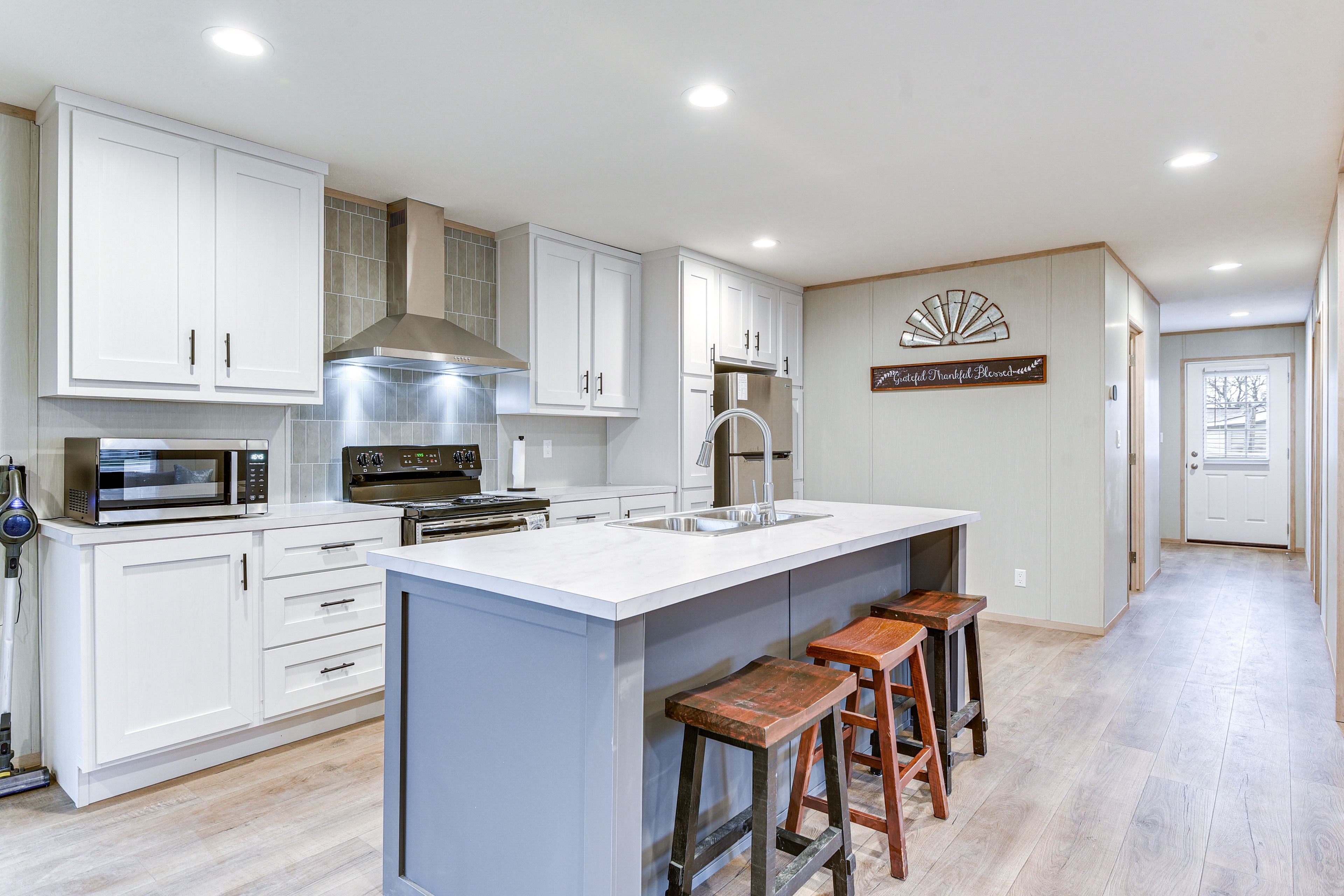 Kitchen | Stainless Steel Appliances w/ Dishwasher | Free WiFi