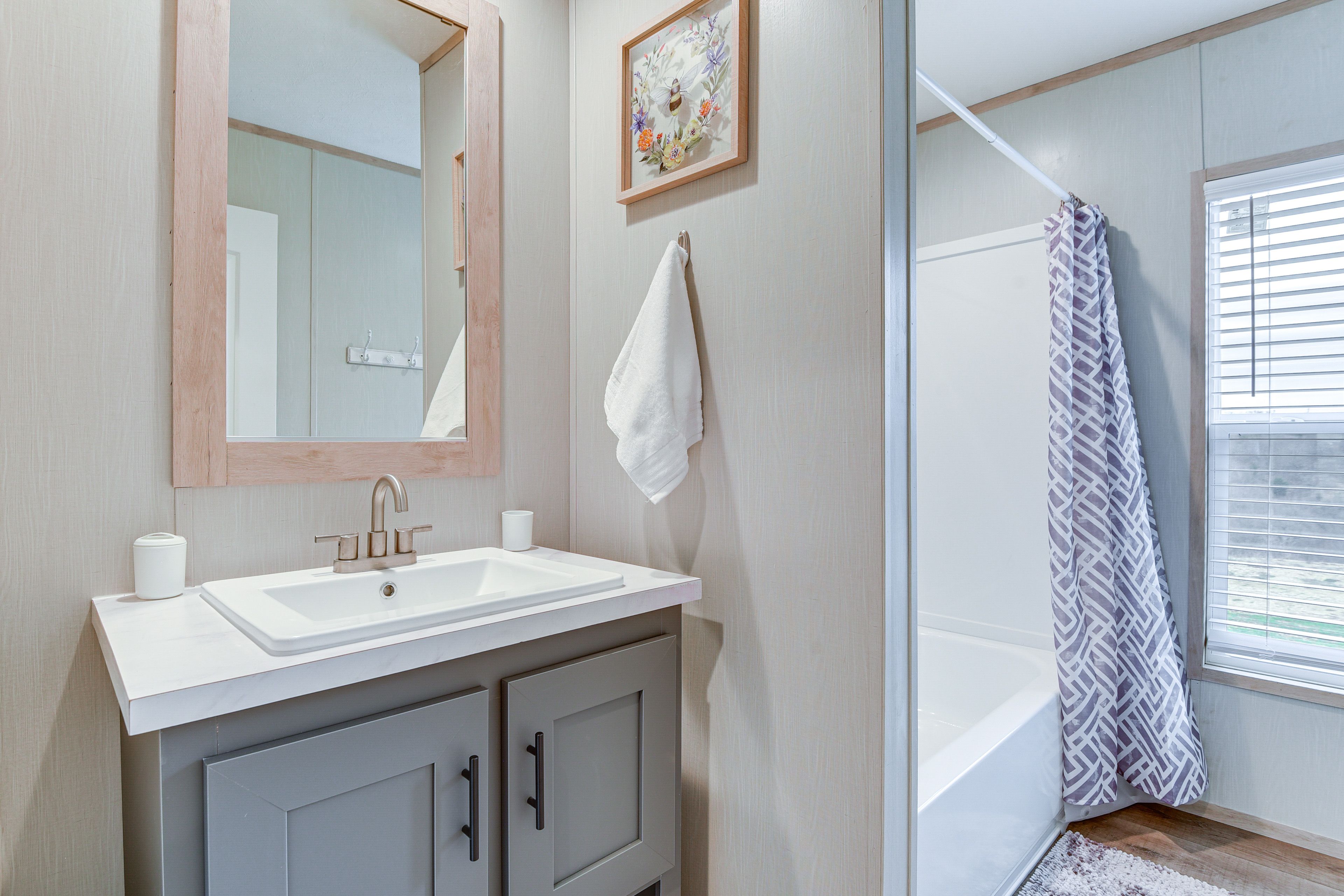 Full Bathroom | Shower/Tub Combo | Towels Provided