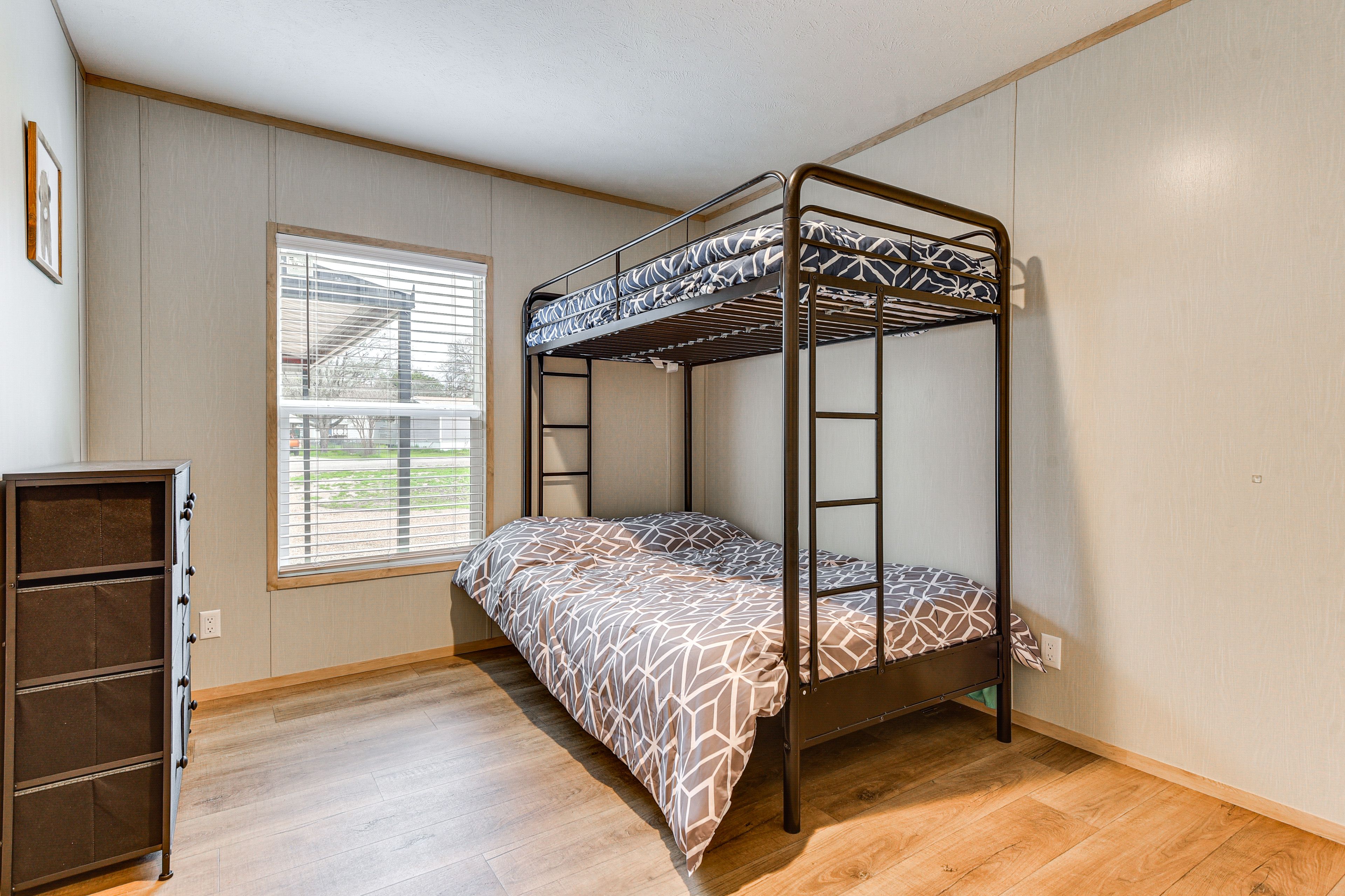 Bedroom 2 | Twin/Full Bunk Bed