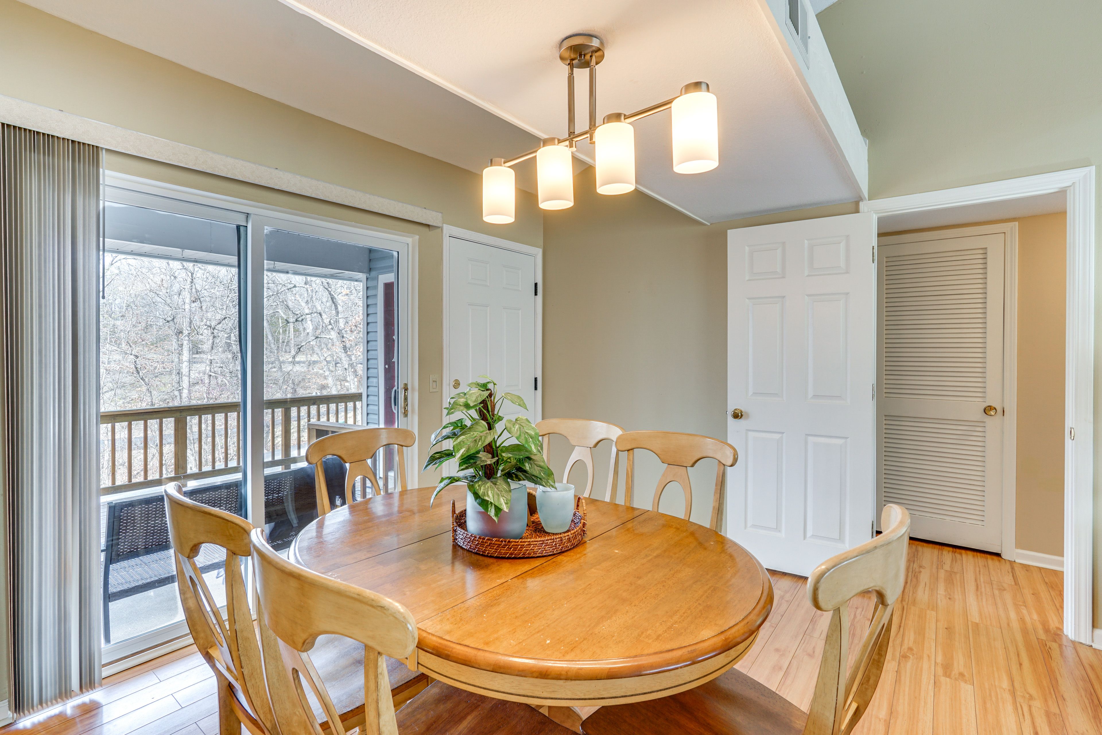 Dining Table | Dishware & Flatware