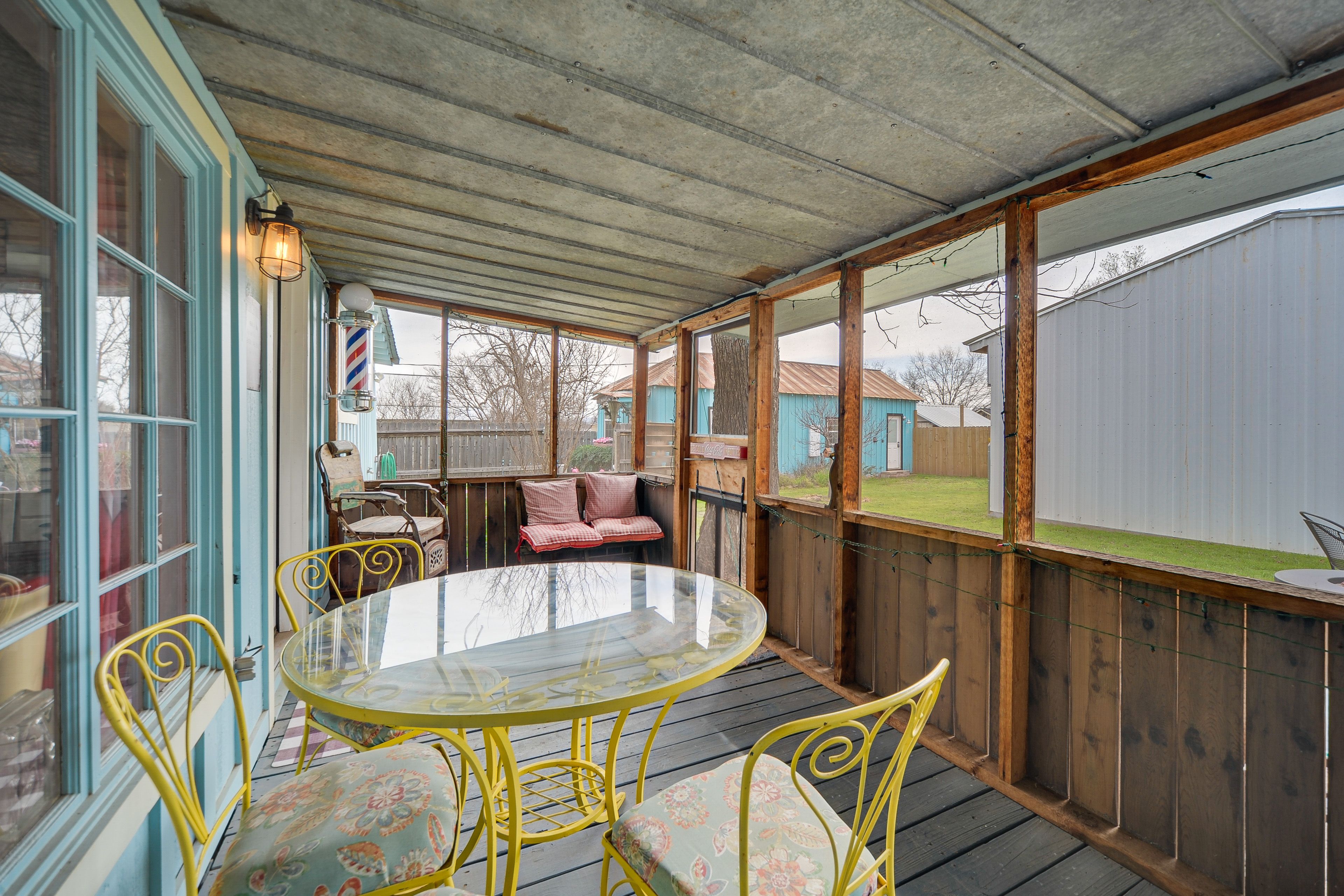 Screened Porch | Dining Area