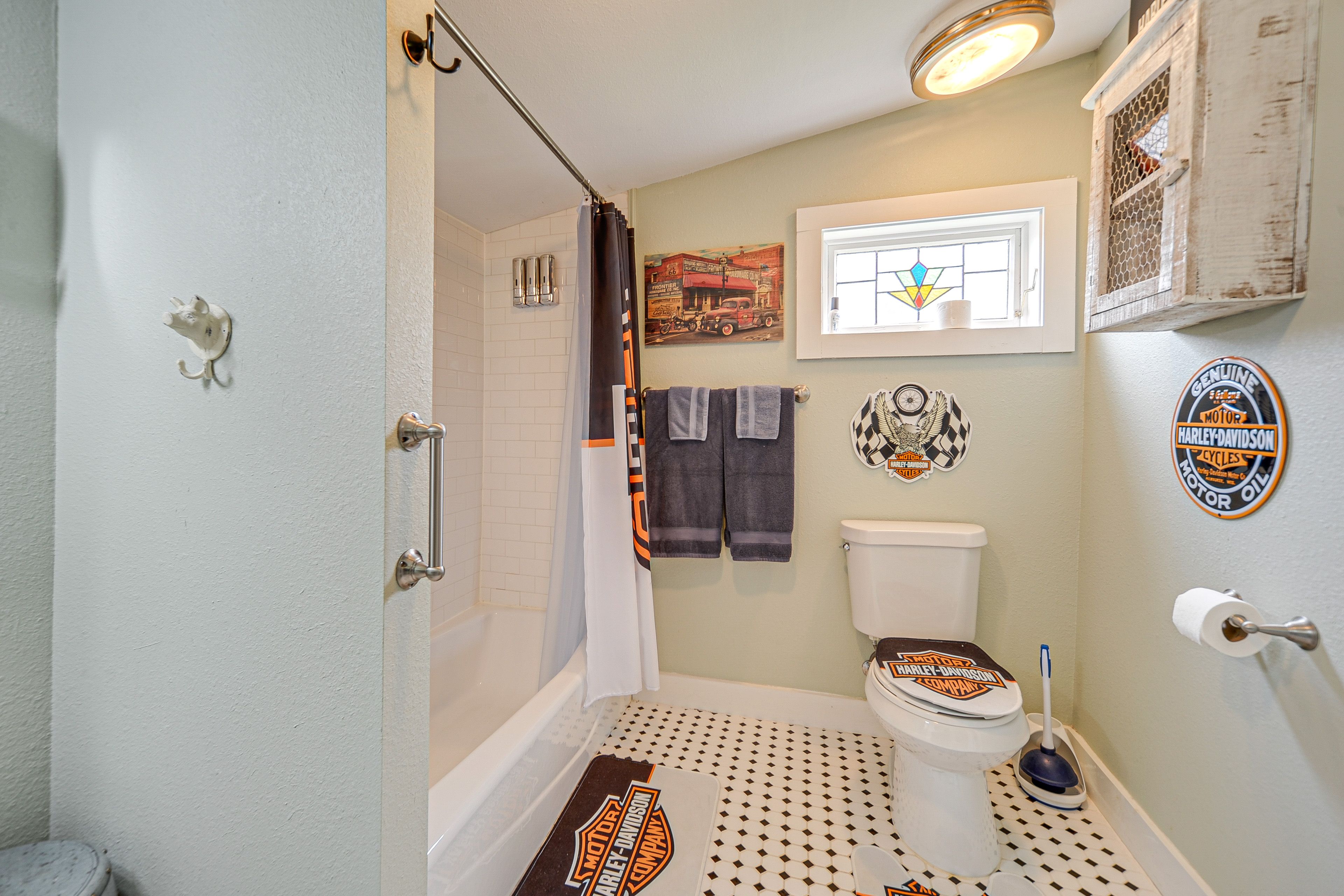 Full Bathroom | Towels Provided