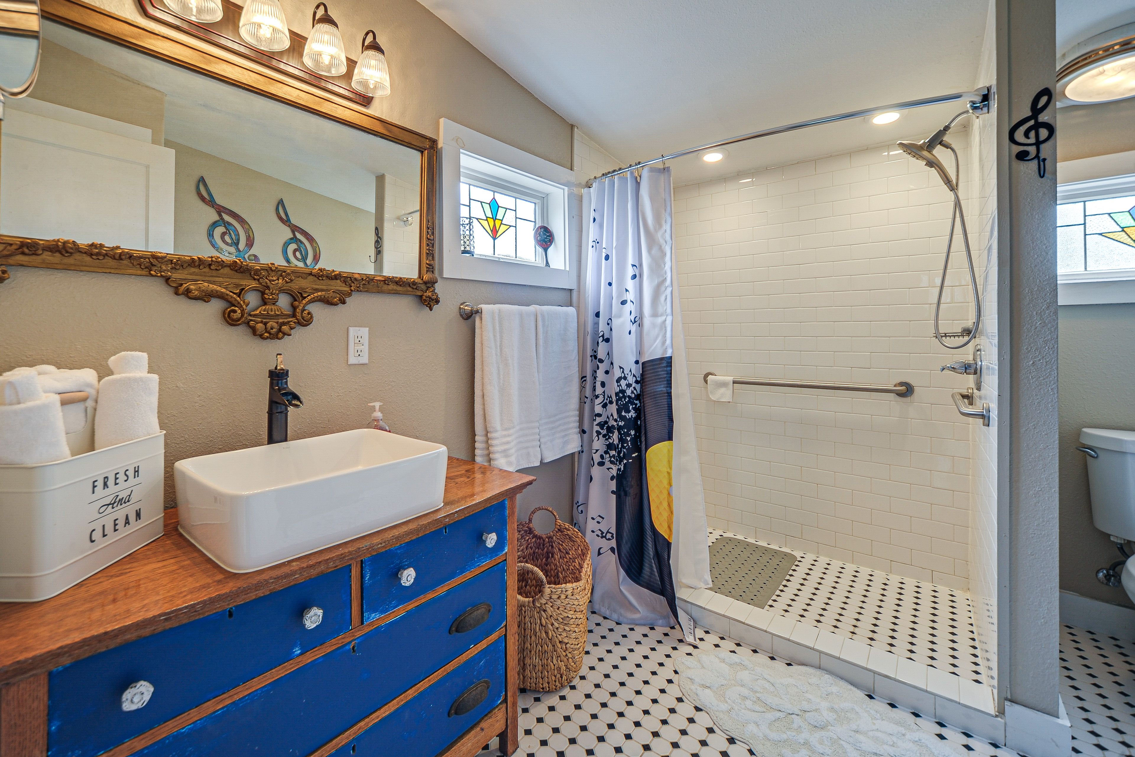 Full Bathroom | Complimentary Toiletries