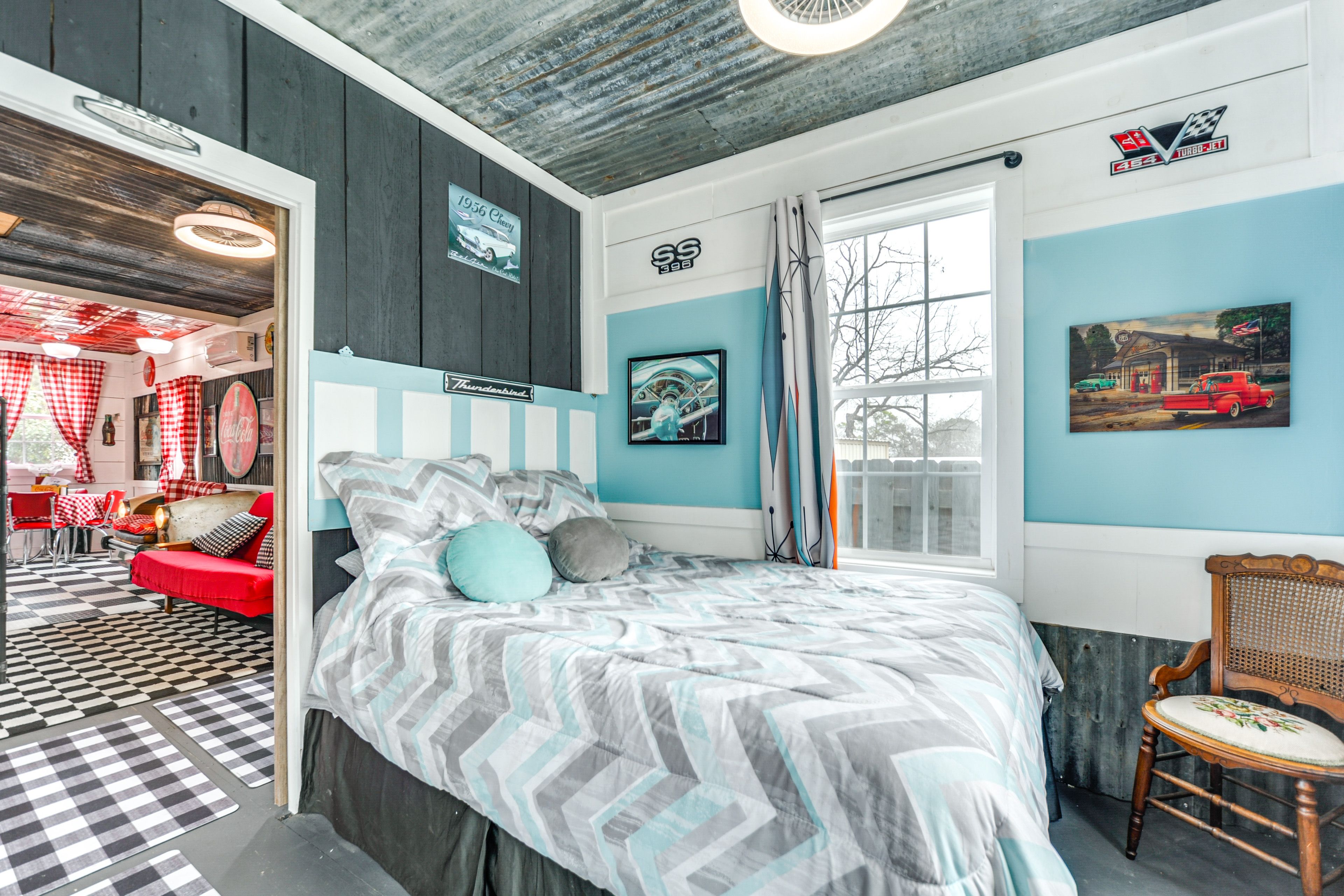Bedroom | Queen Bed | Linens & Towels