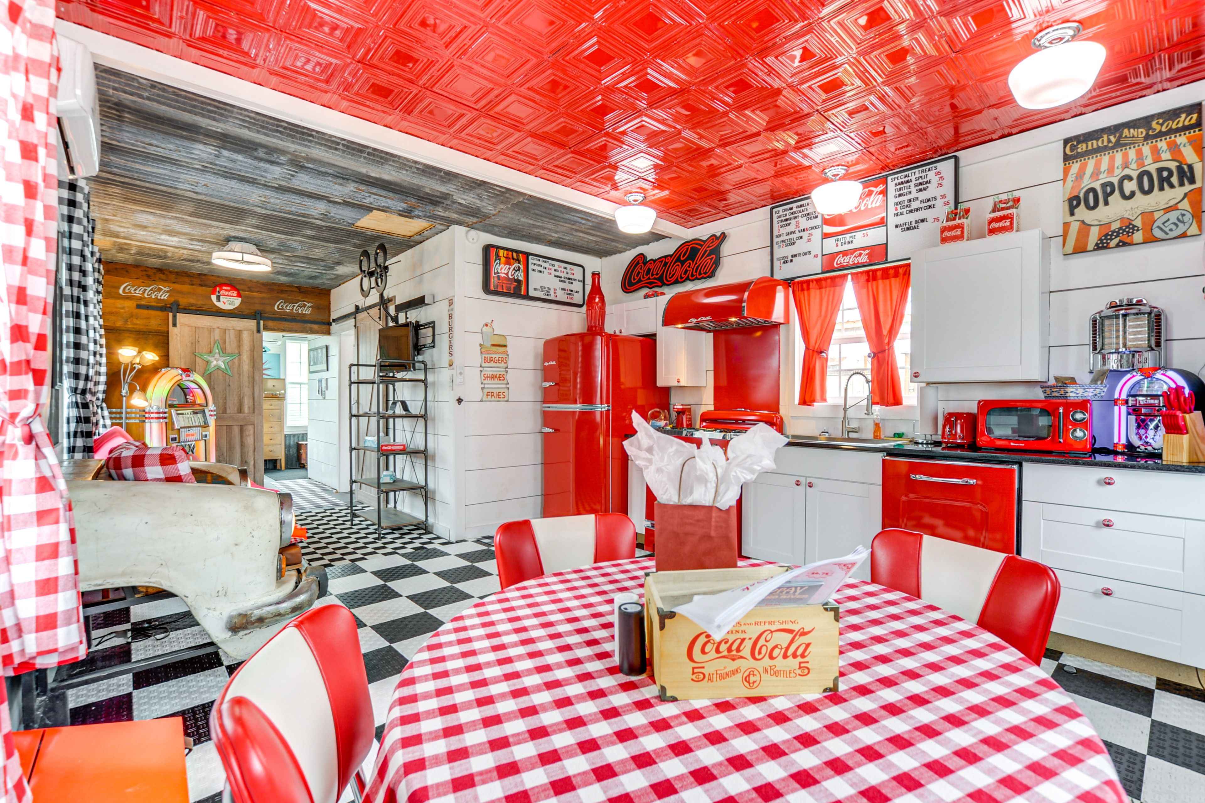 Dining Room | Central Air Conditioning | Free WiFi