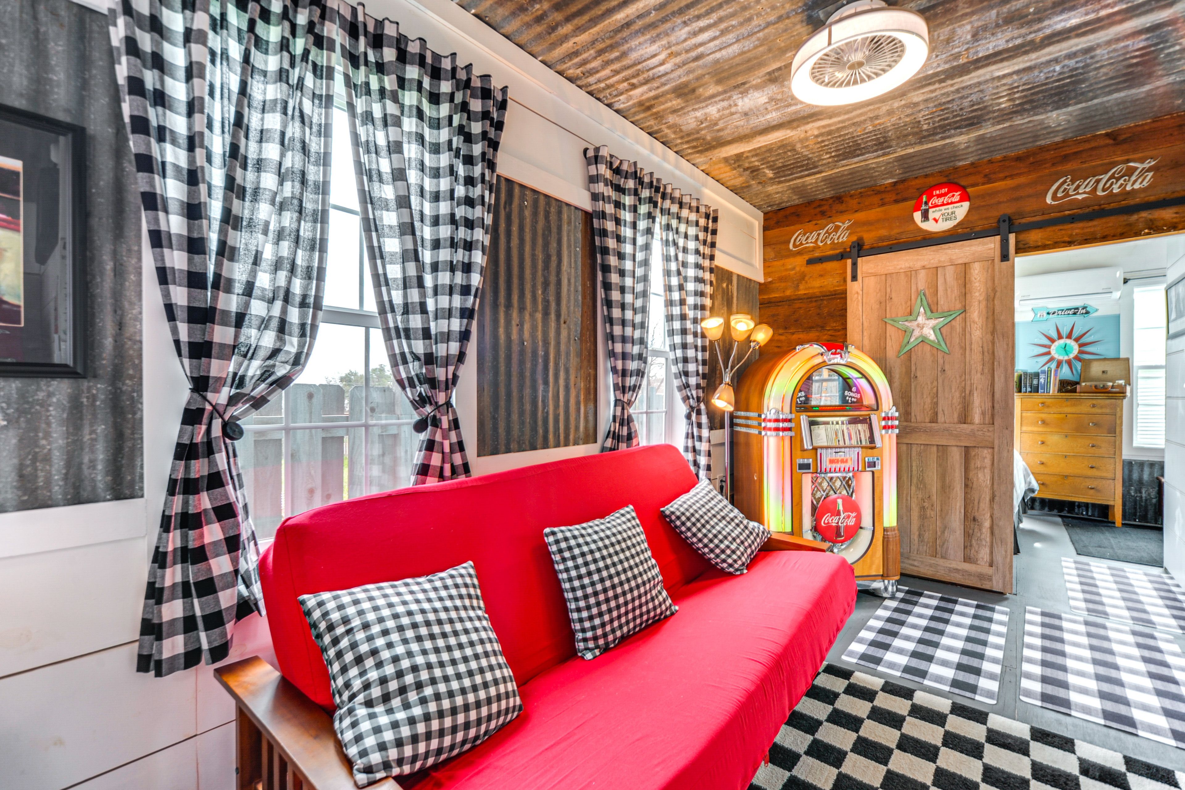 Living Room | Queen Futon | Smart TV | Jukebox