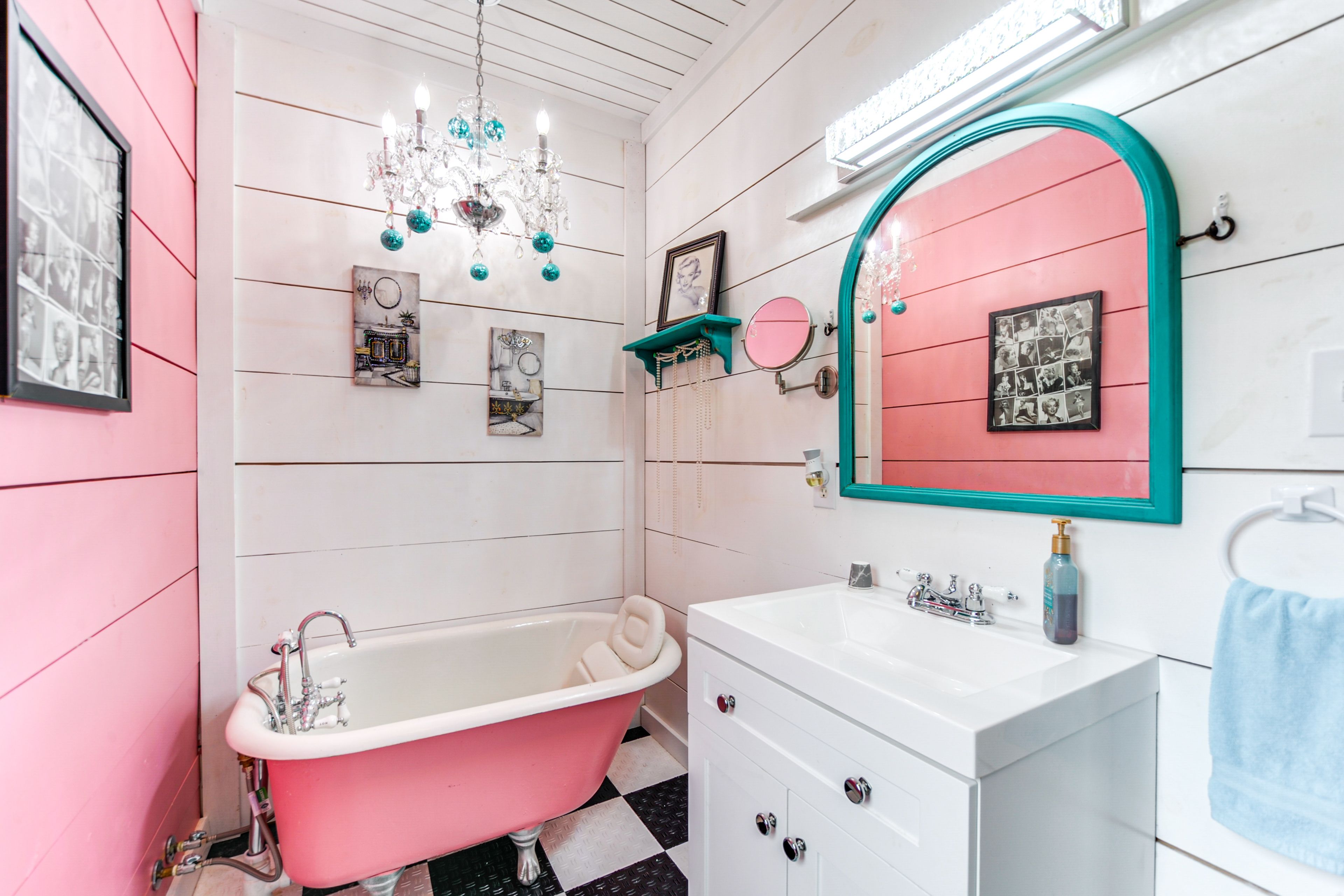 Full Bathroom | Complimentary Toiletries